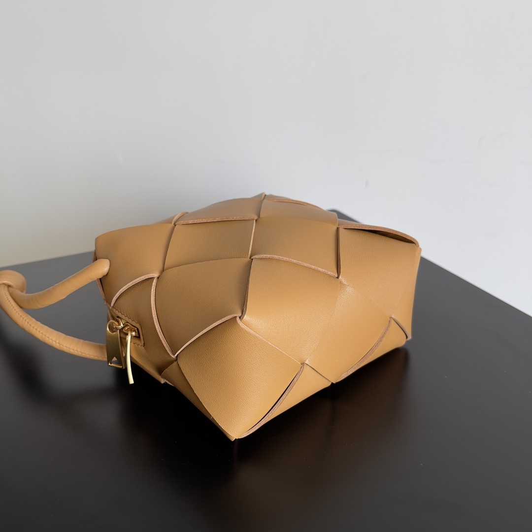 TOP Bottega Veneta BV Mini Camera Bag - Brown