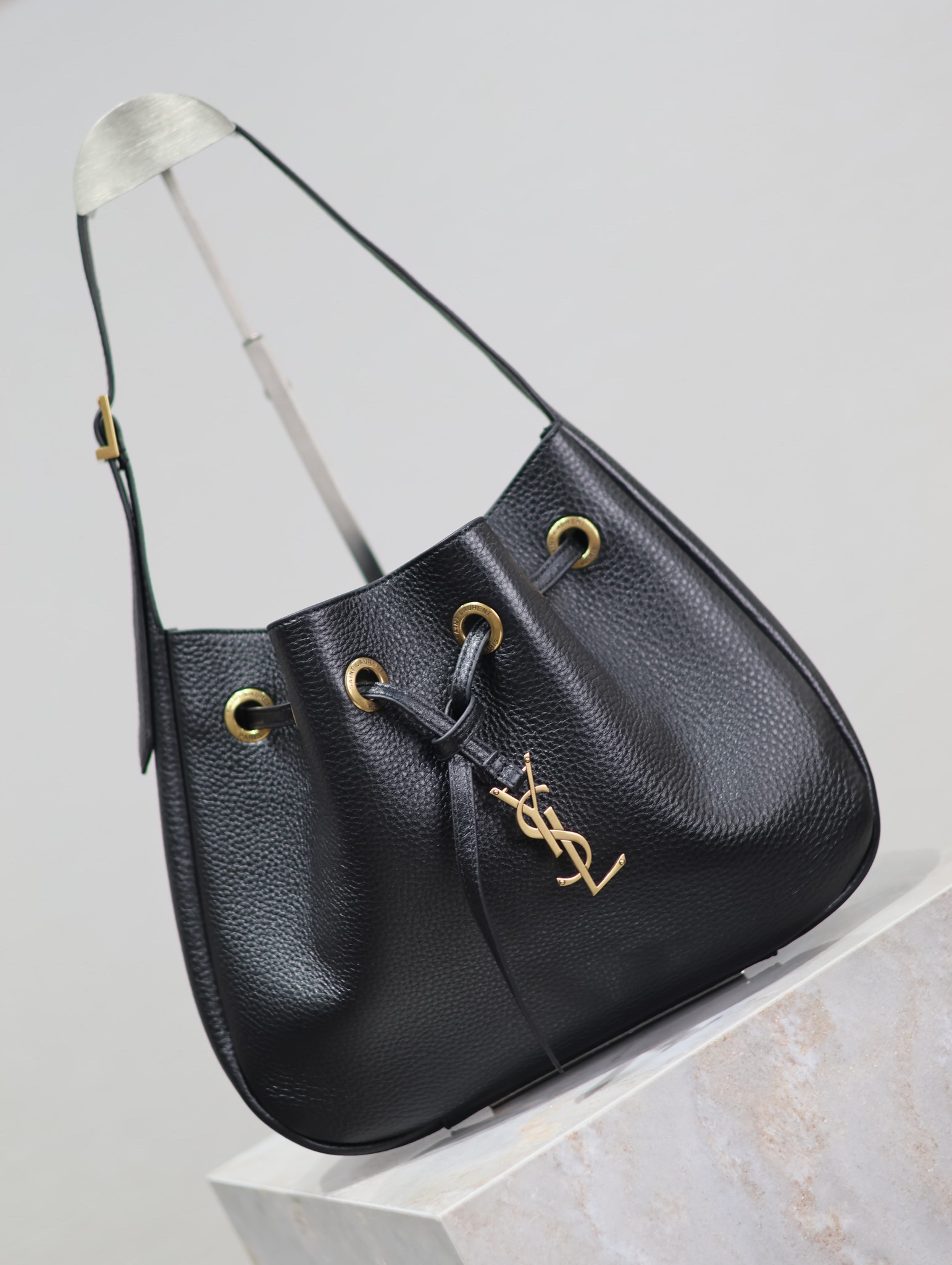 TOP Yves Saint Laurent YSL Paris VII Small Hobo Bag 30×25×3cm - Black