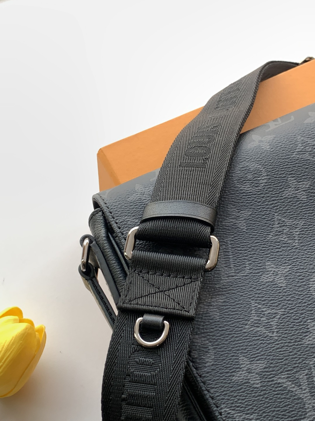 TOP Louis Vuitton LV District Monogram Eclipse Canvas Bag 26x20x7cm - Black