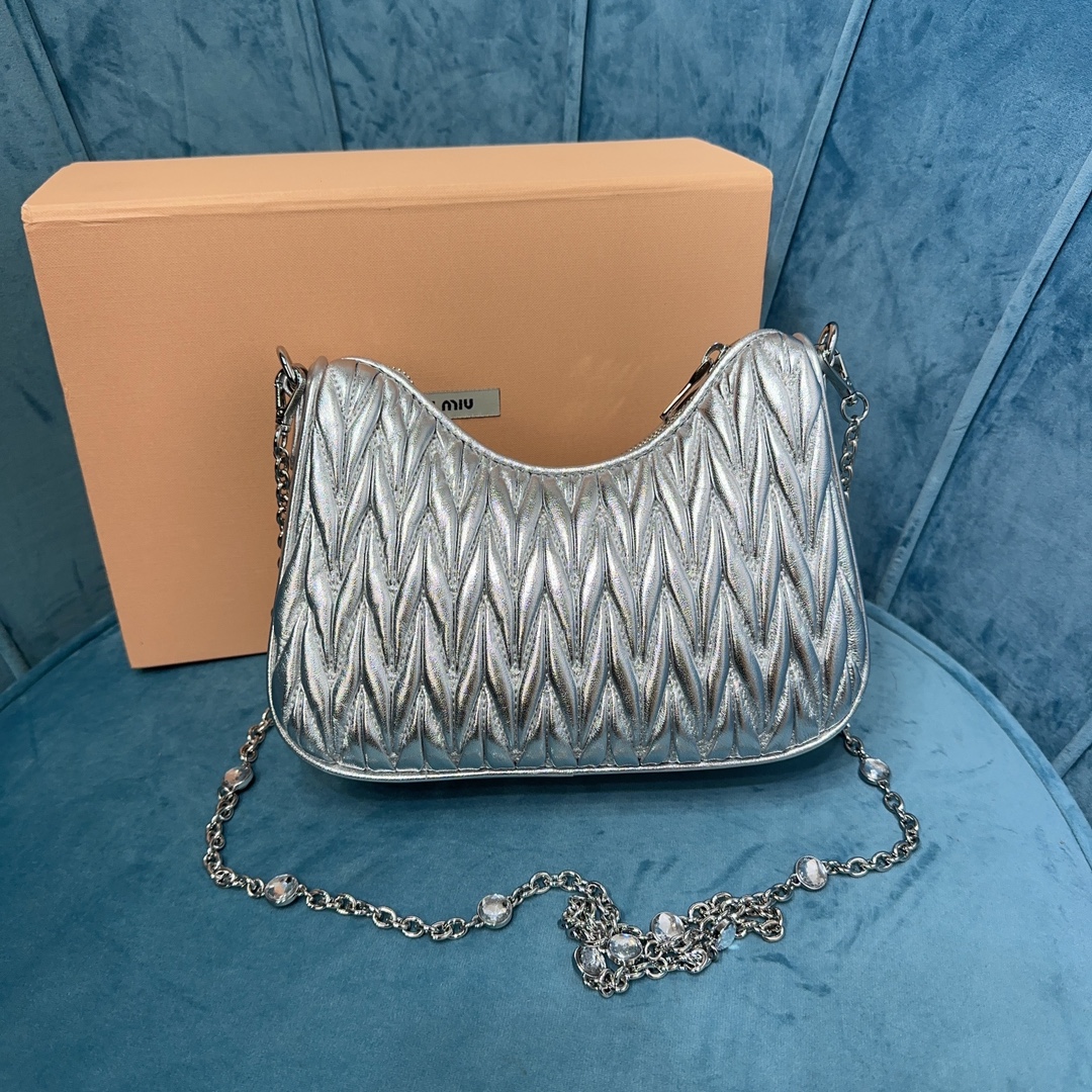 TOP Miu Miu Lambskin Crystal Chain Bag 21 x 16.5 x 5.5 cm - 6 Color