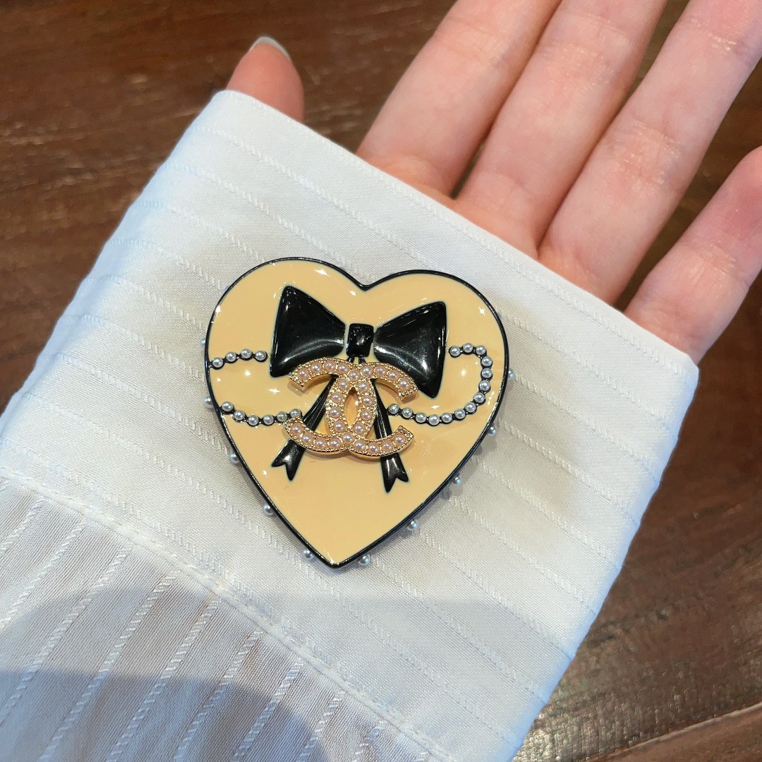 TOP CHANEL CC Brooch