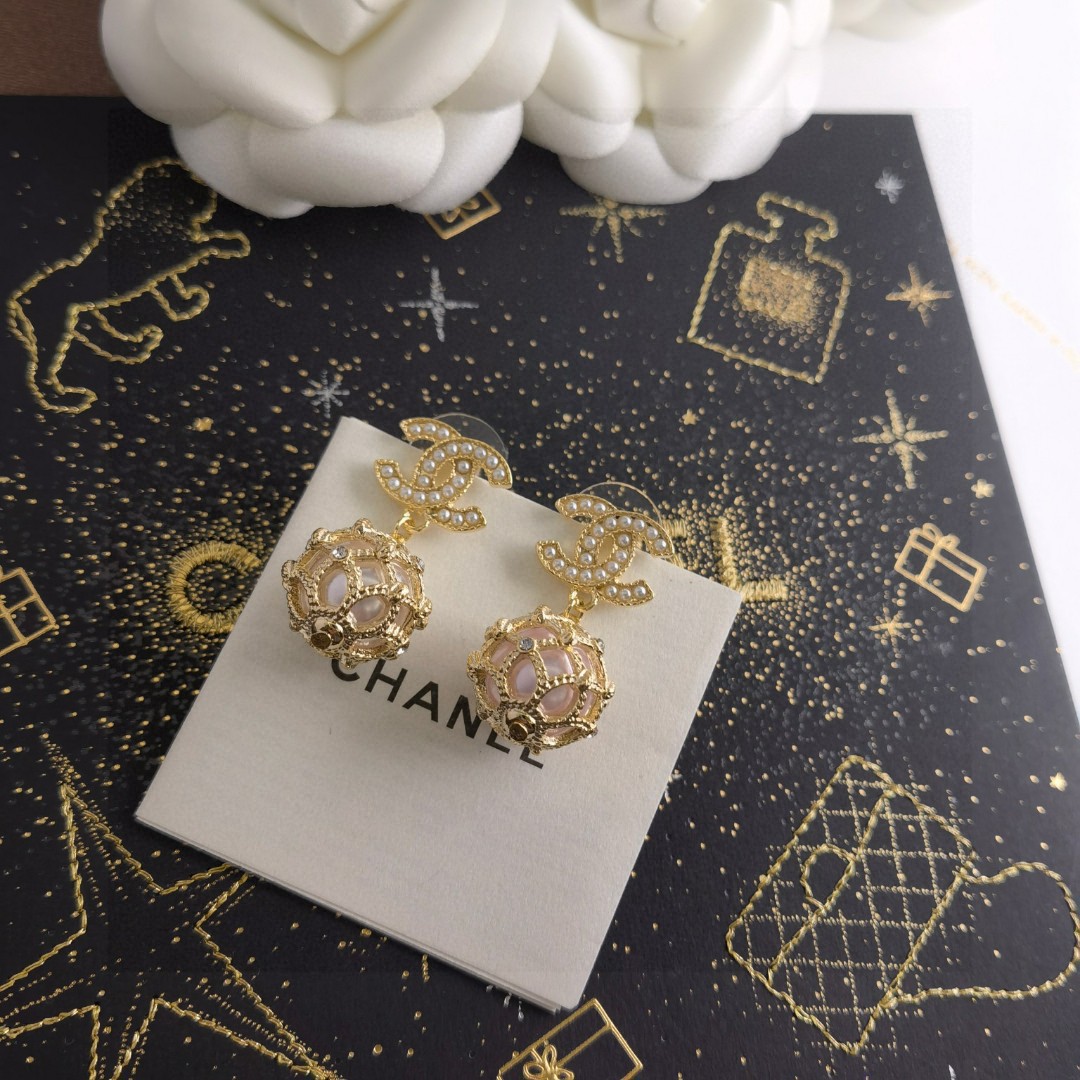 TOP CHANEL Woven Mesh Pearl CC  Earrings