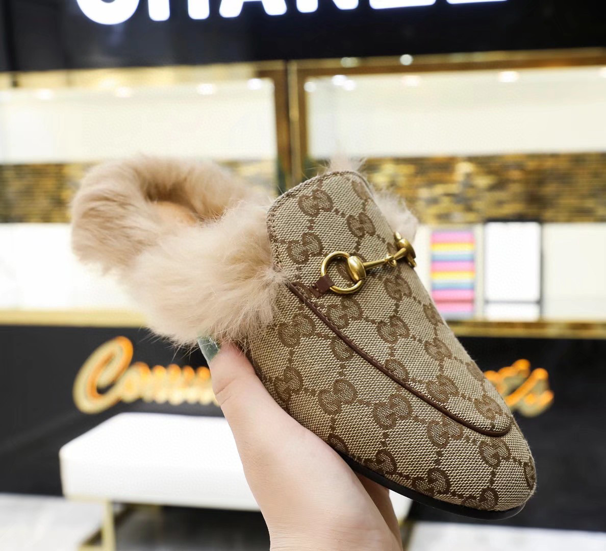 TOP GUCCI Canvas with Fur Slides - Beige