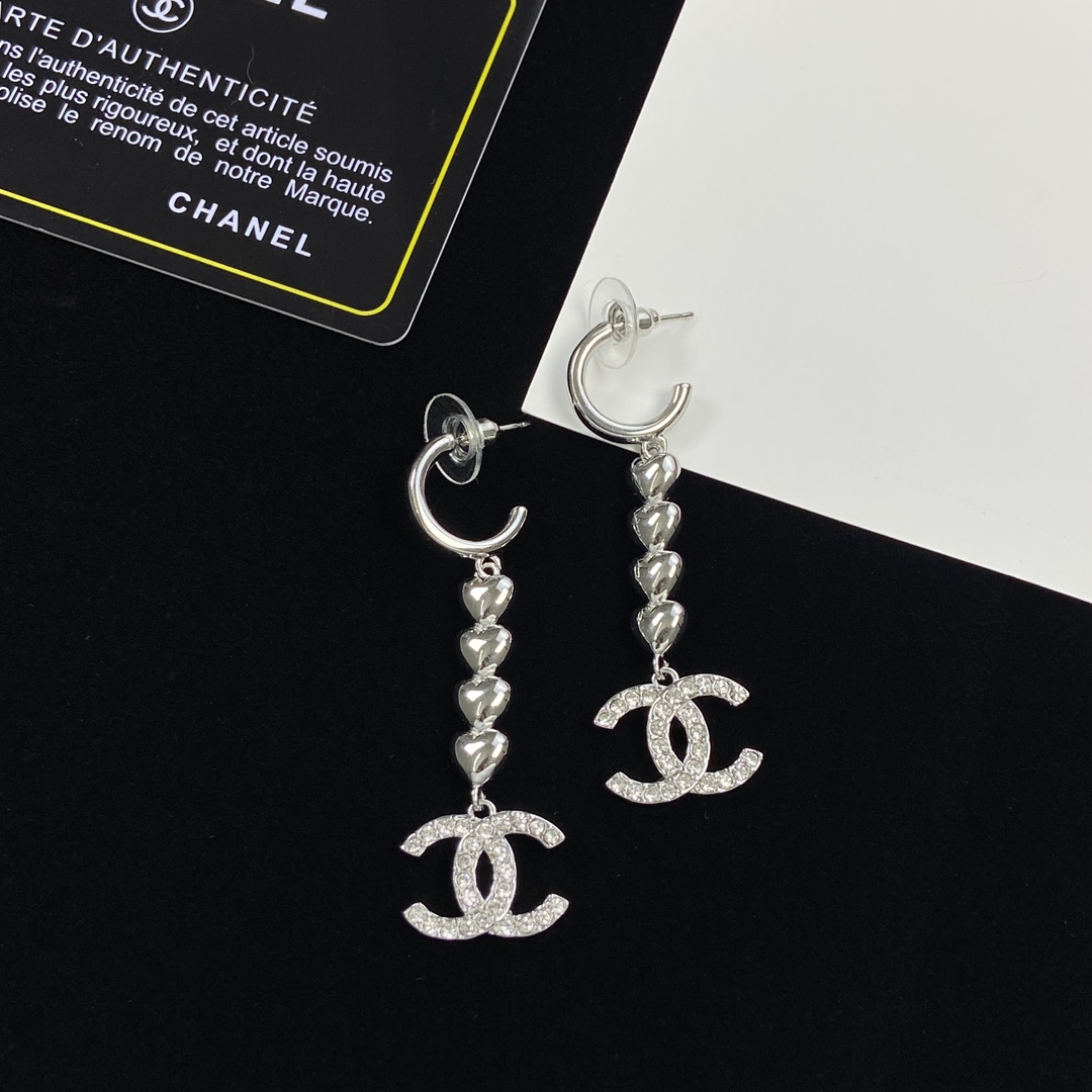 TOP CHANEL Metal Heart/Diamond Earrings - Silver