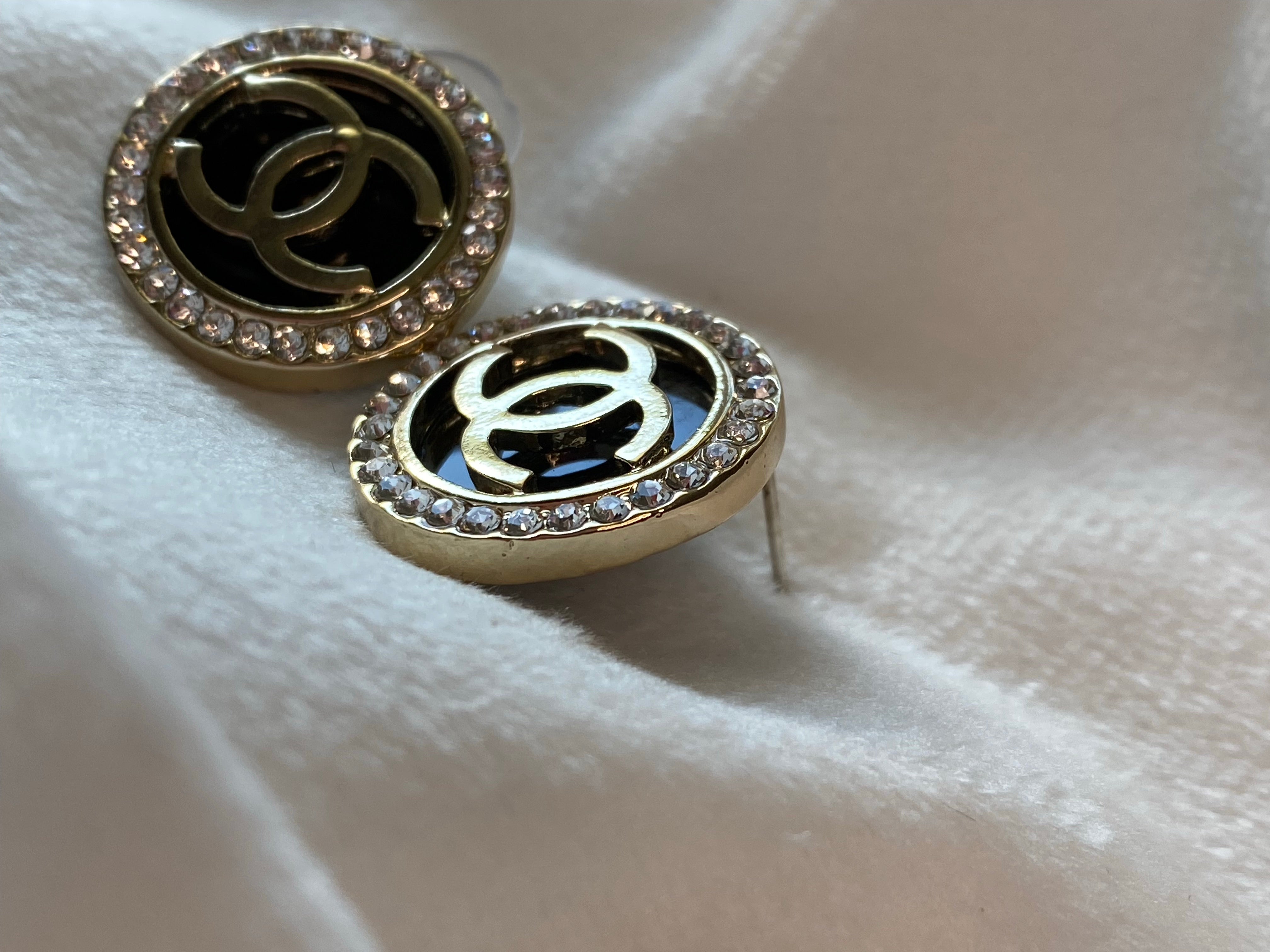 TOP CHANEL Round Stones Black Earrings