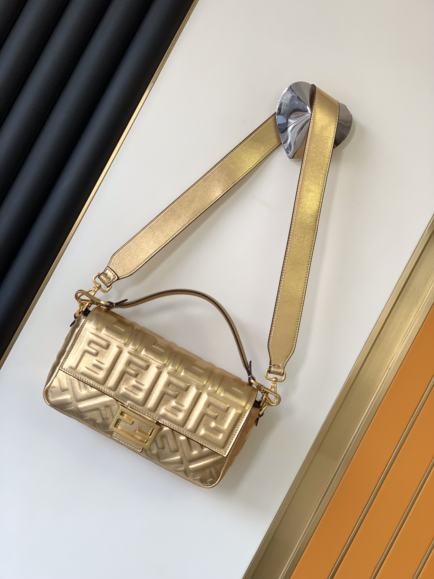TOP FENDI FENDI Leather Baguette Bags 26-5-15cm - Gold/Silver