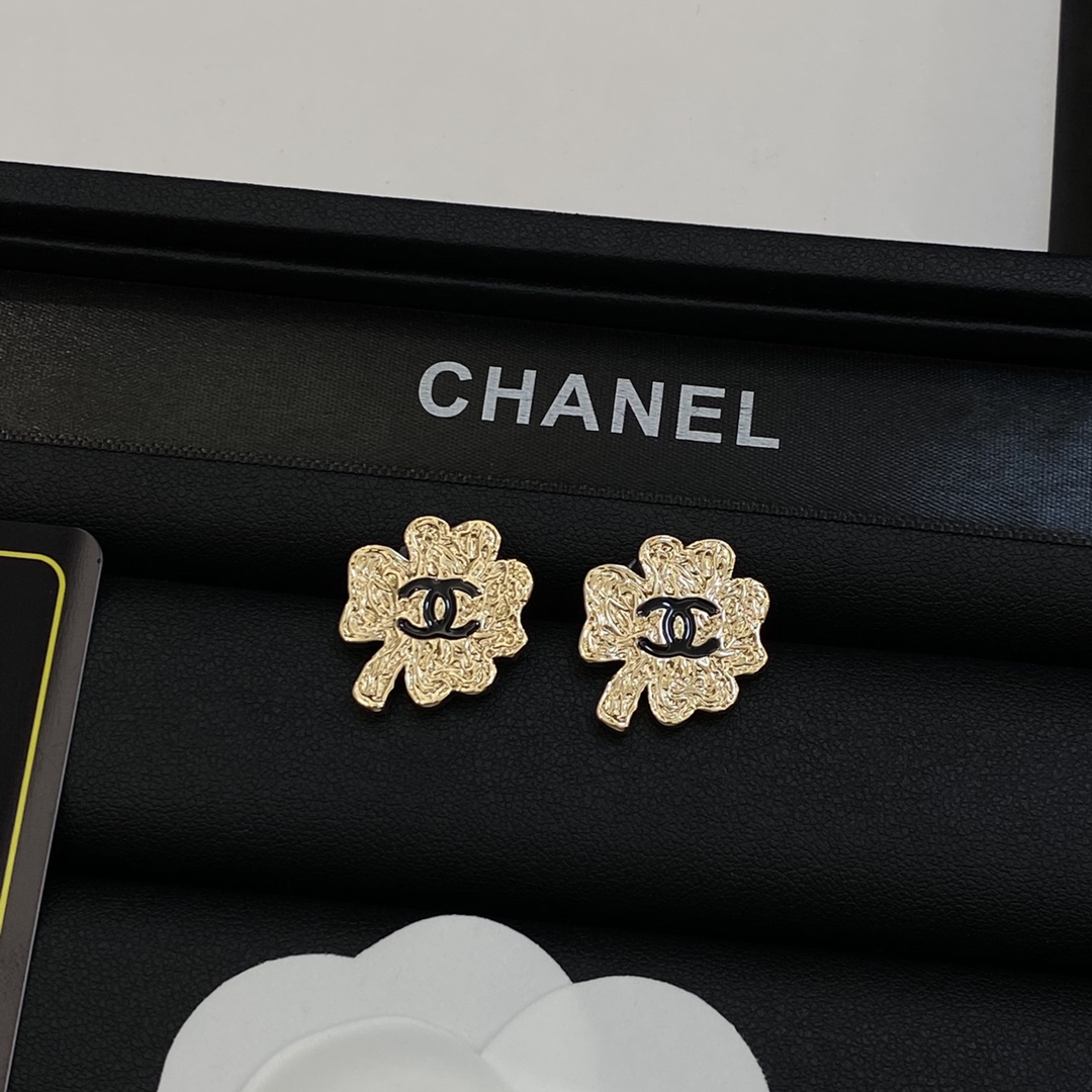 TOP CHANEL Four Leaf Clover Earrings - 2 Color