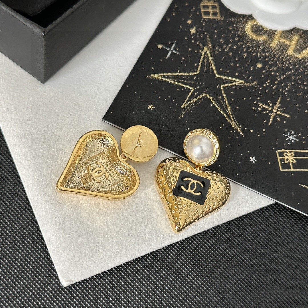TOP CHANEL Heart Earring