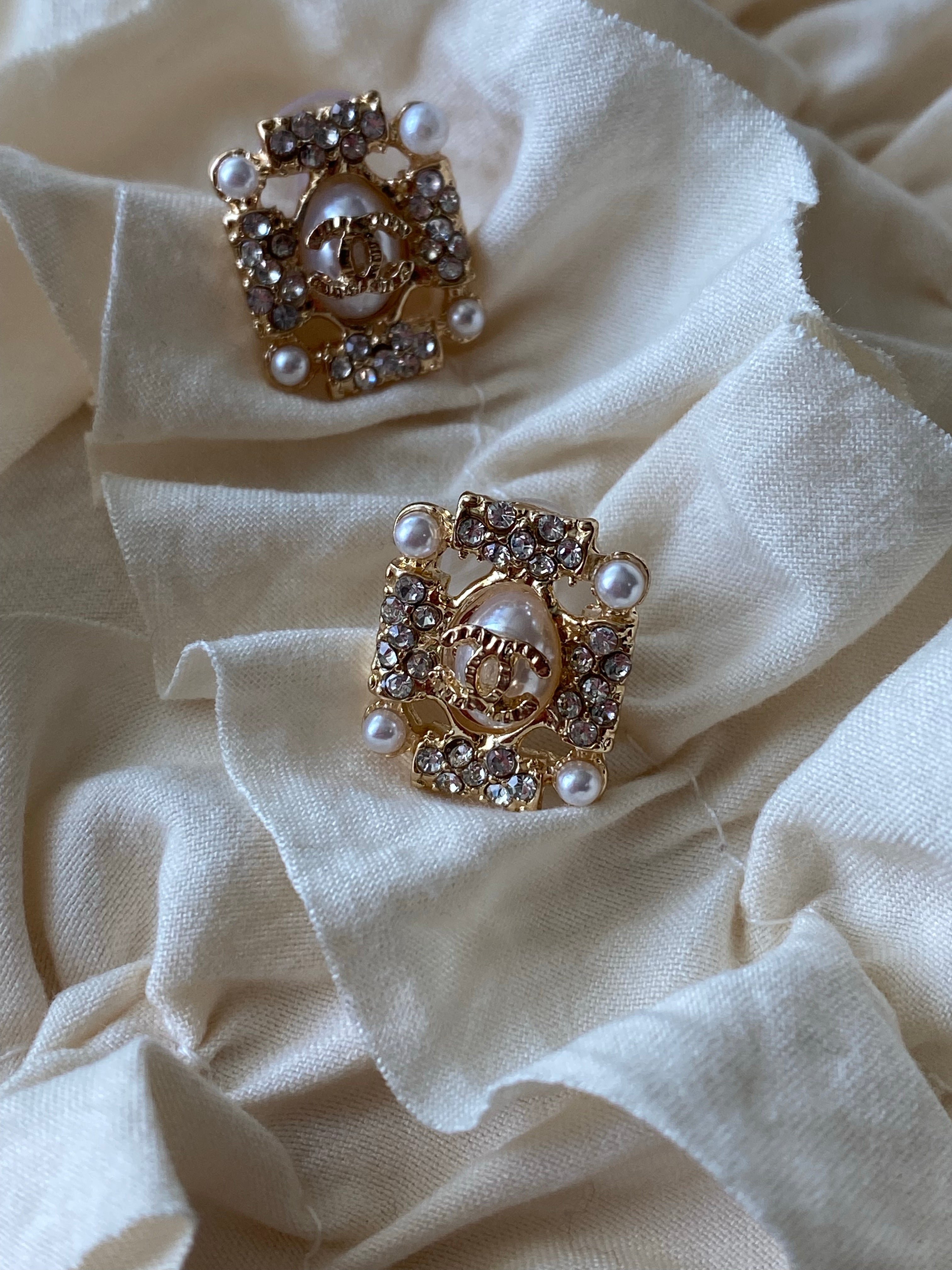 TOP CHANEL Stud Square Earrings