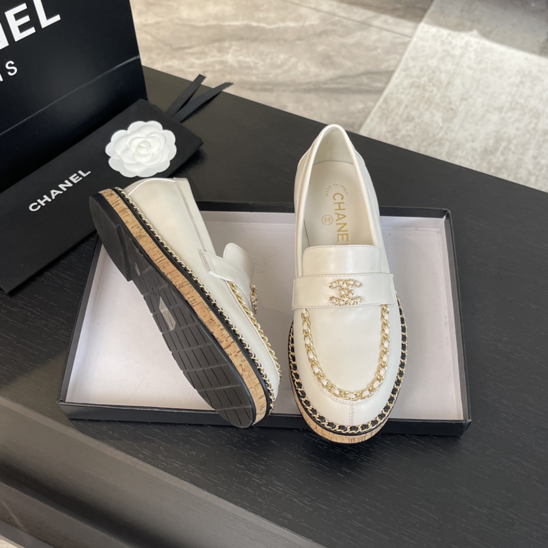 TOP CHANEL Loafers with Chain and CC Logo - 4 Color
