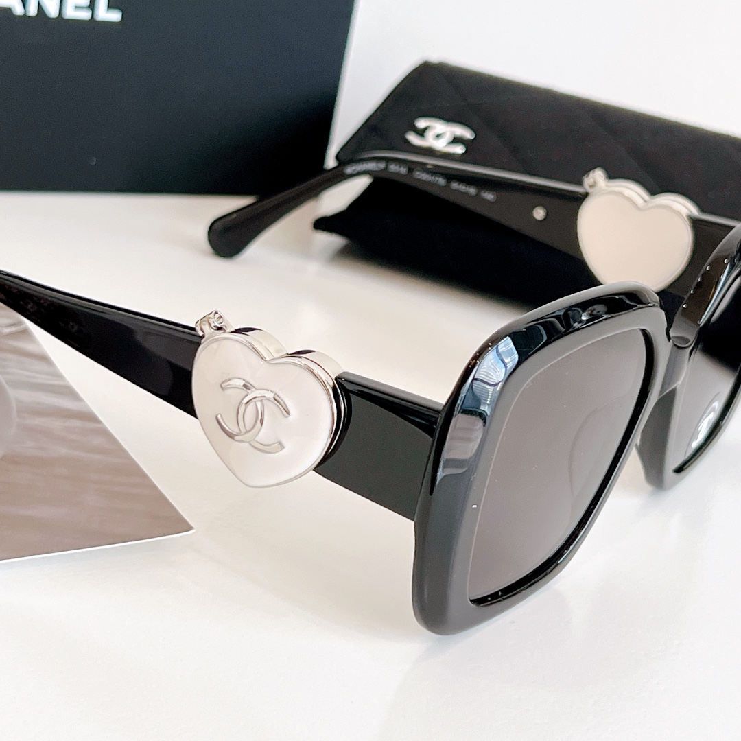 TOP CHANEL Sunglasses - Black