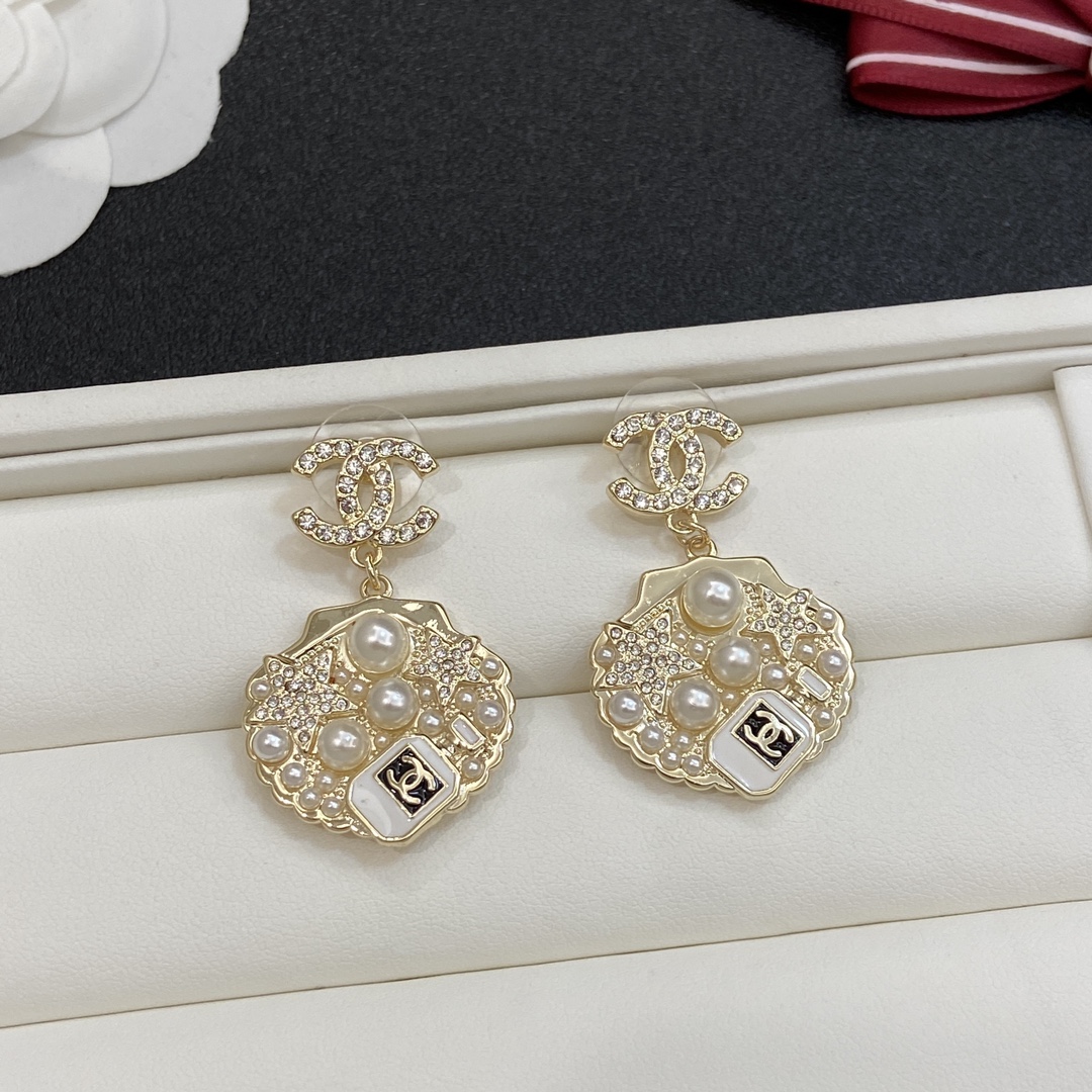 TOP CHANEL  Earrings- Gold