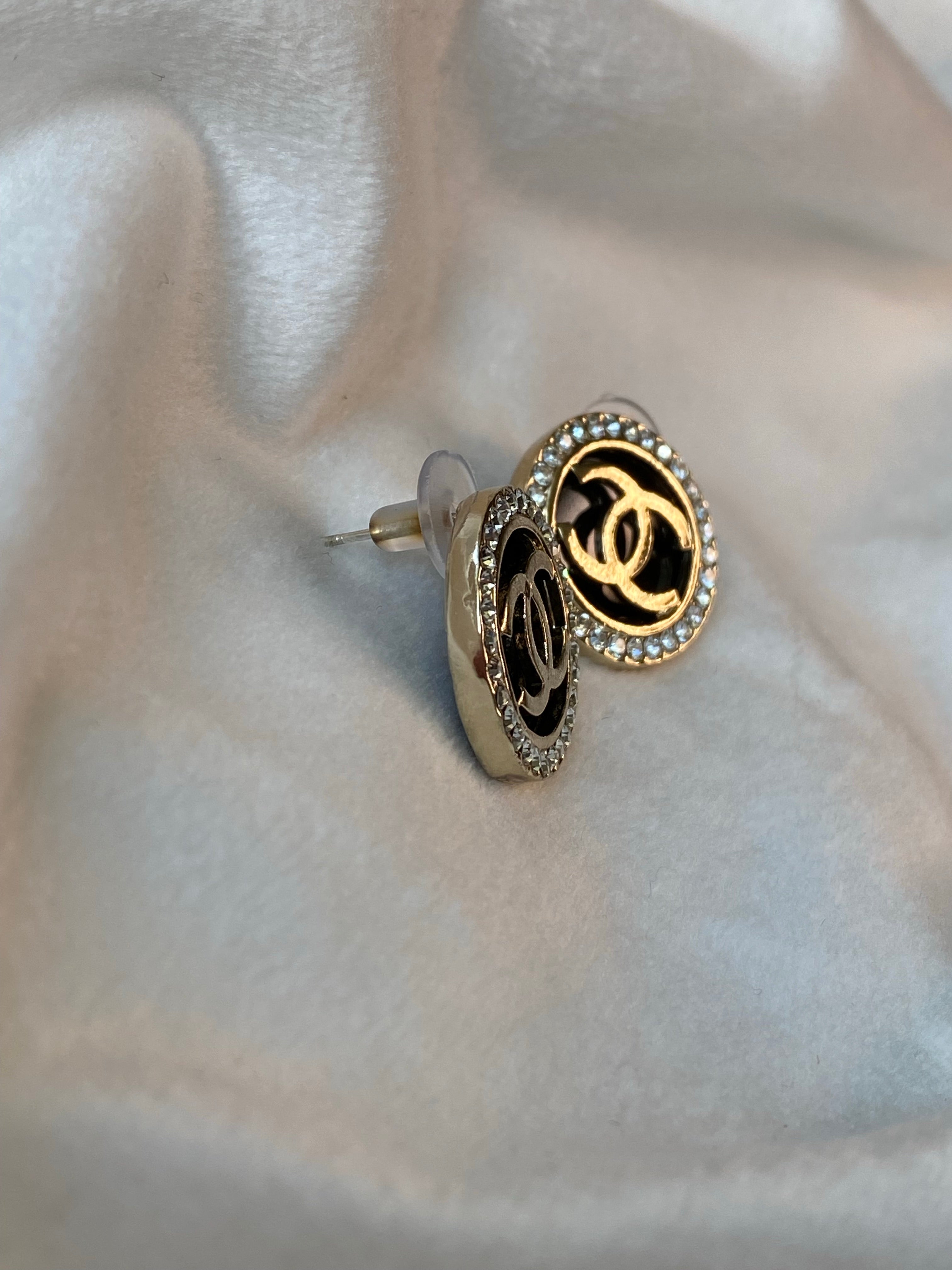 TOP CHANEL Round Stones Black Earrings