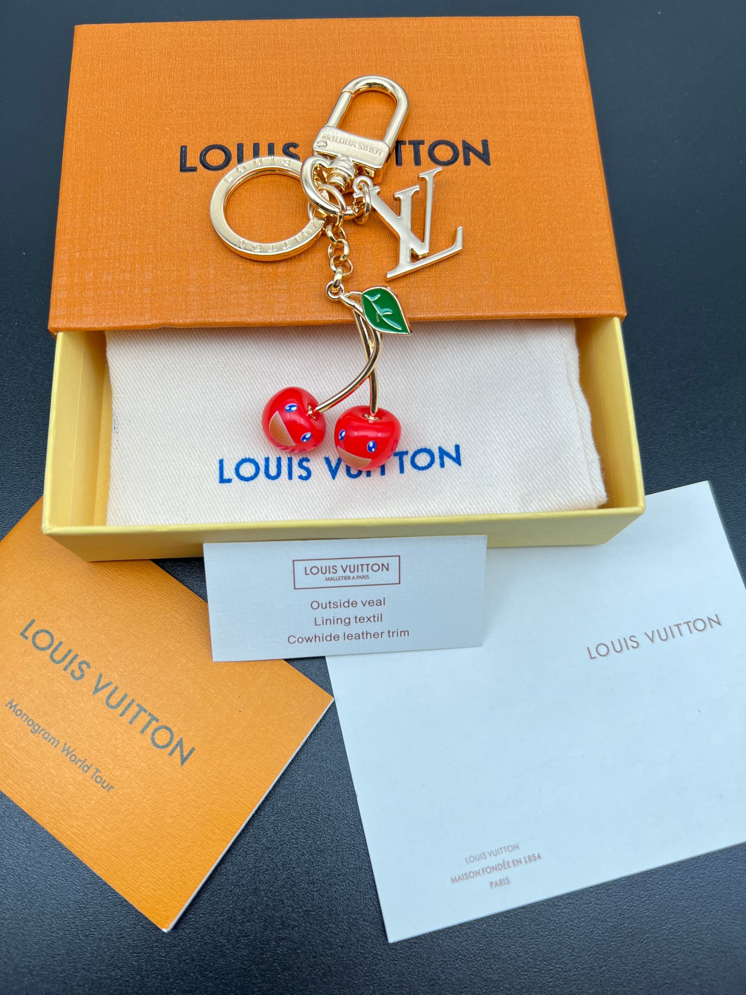 TOP Louis Vuitton LV Cerise Keychain - Gold