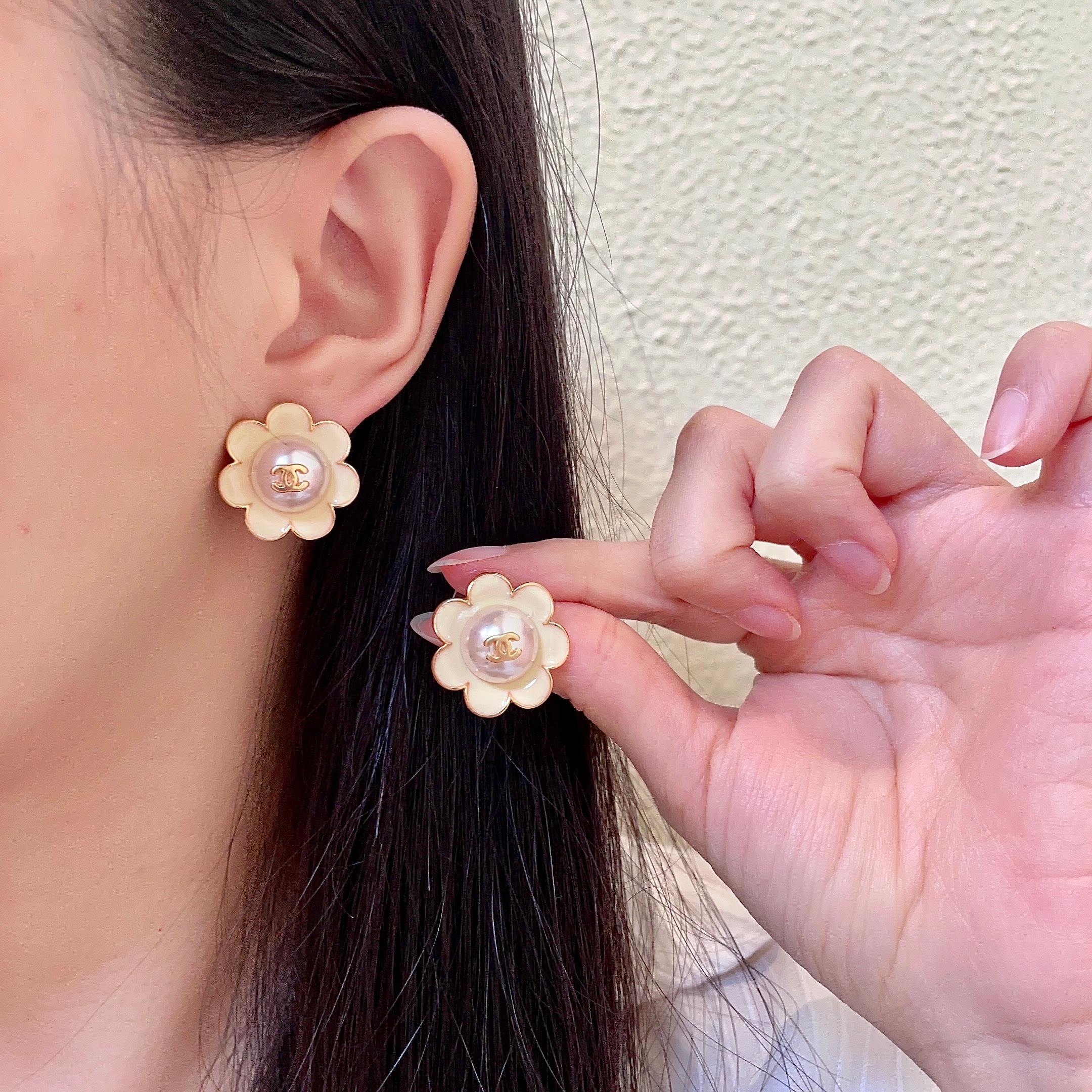 TOP CHANEL CC Earrings - White