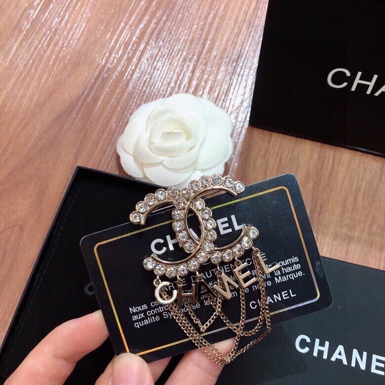 TOP CHANEL DOUBLE C LOGO FRINGE BROOCH