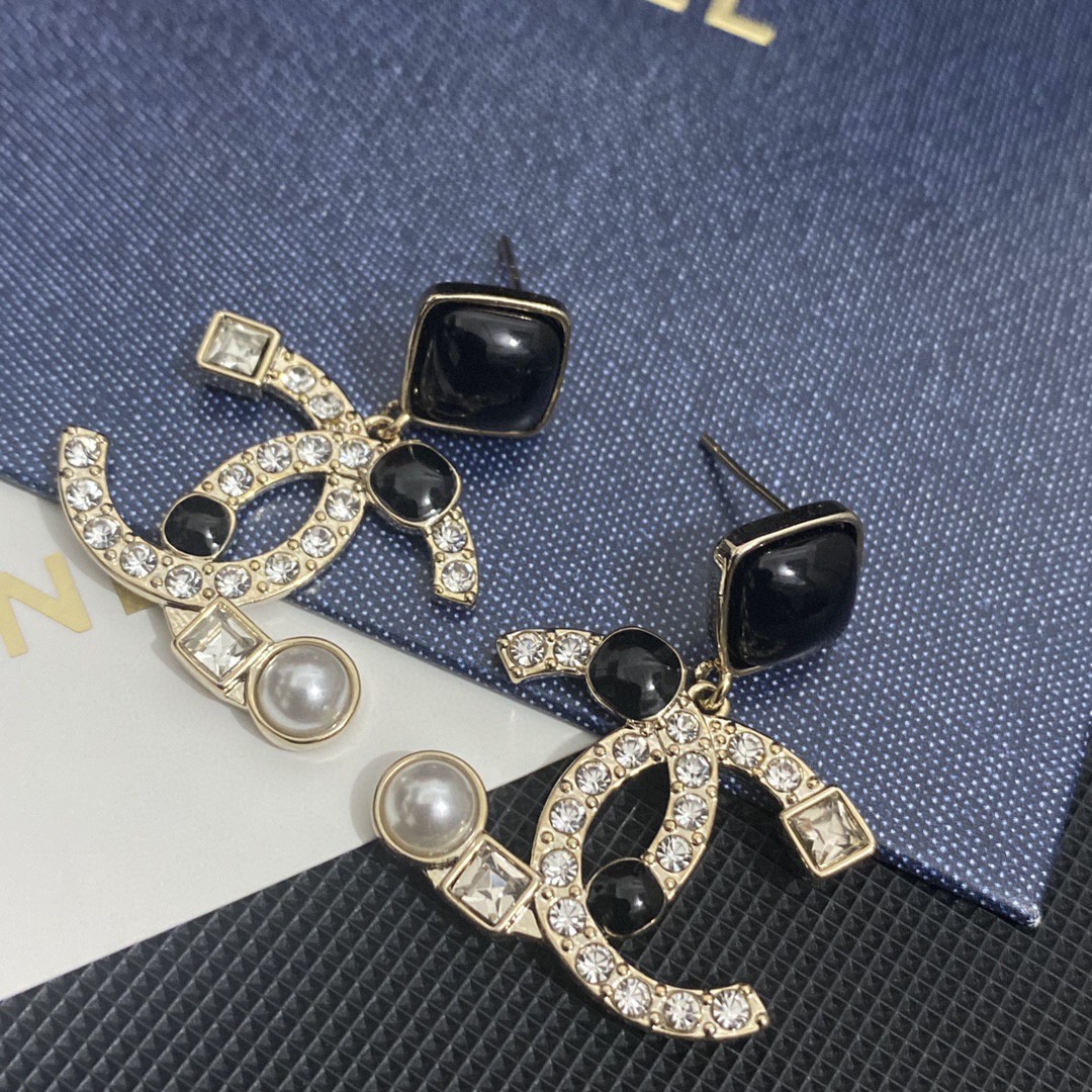 TOP CHANEL Black and White Diamond Alphabet Pearl Stud Earrings
