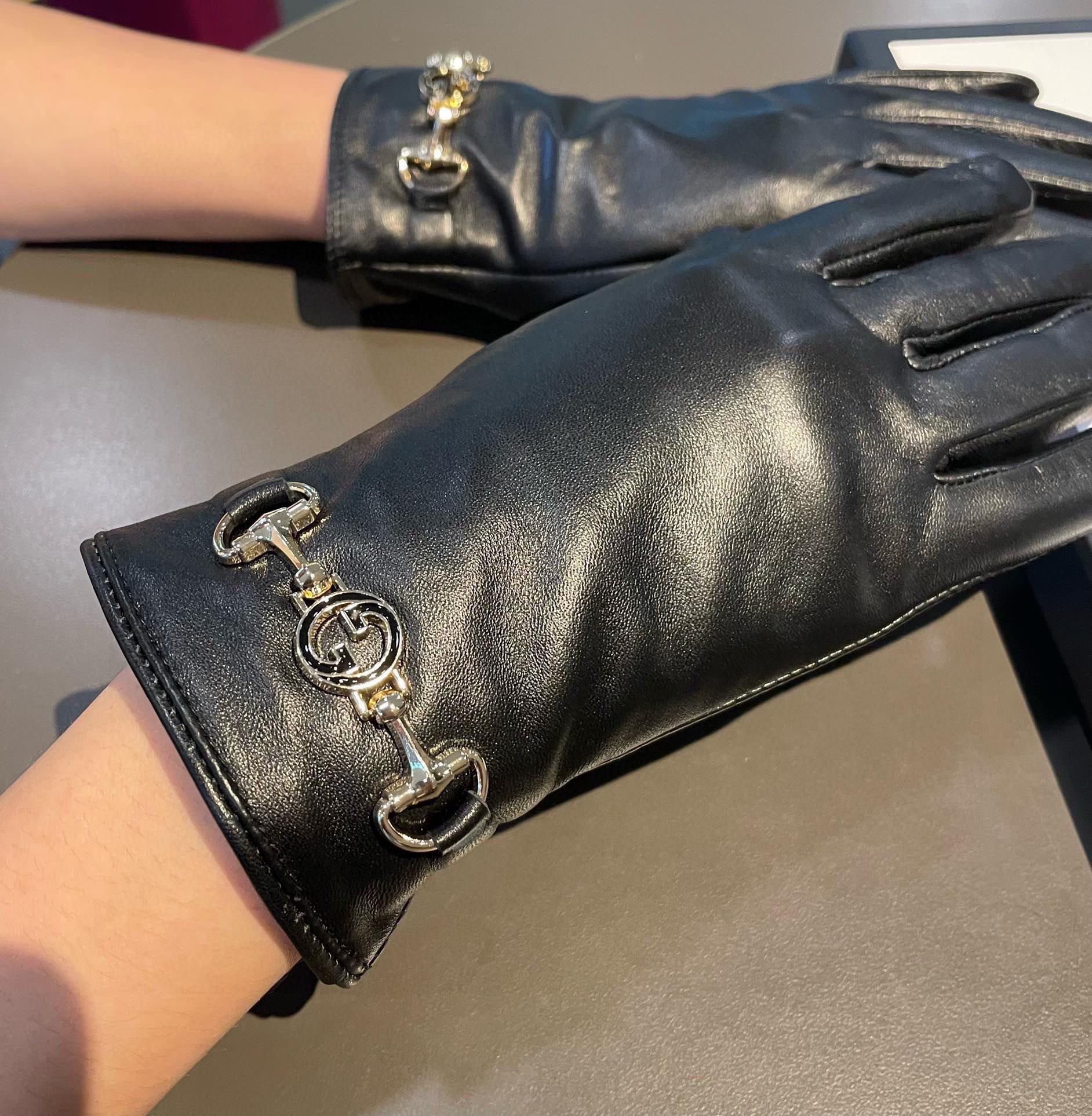 TOP GUCCI Women's Sheepskin Gloves - Black