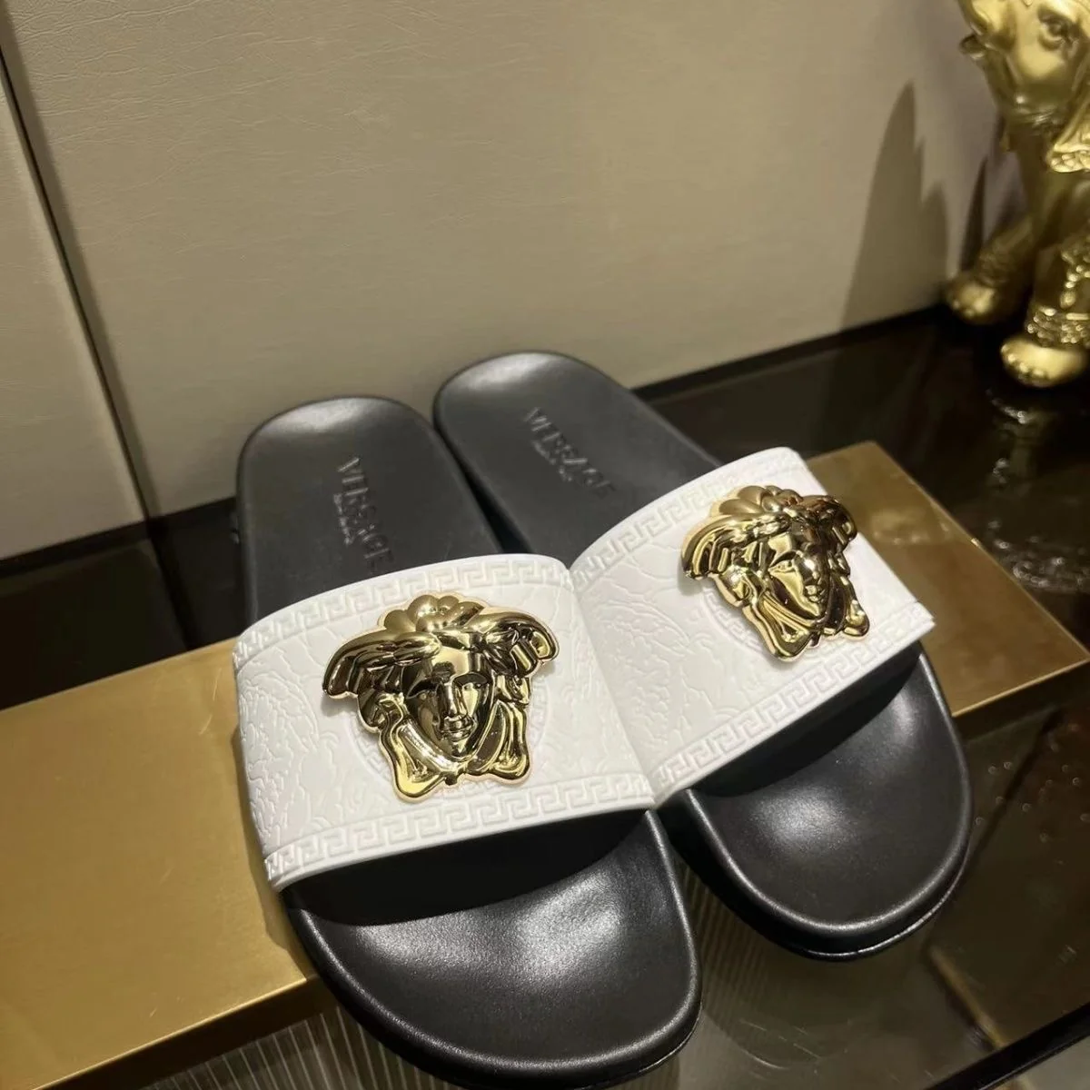 AAASandals Men Women 3D Metal Figure Decor Slide Sandals Greek Border Embossed Open Toe Flat Slippers Non Slip Summer Casual Slides