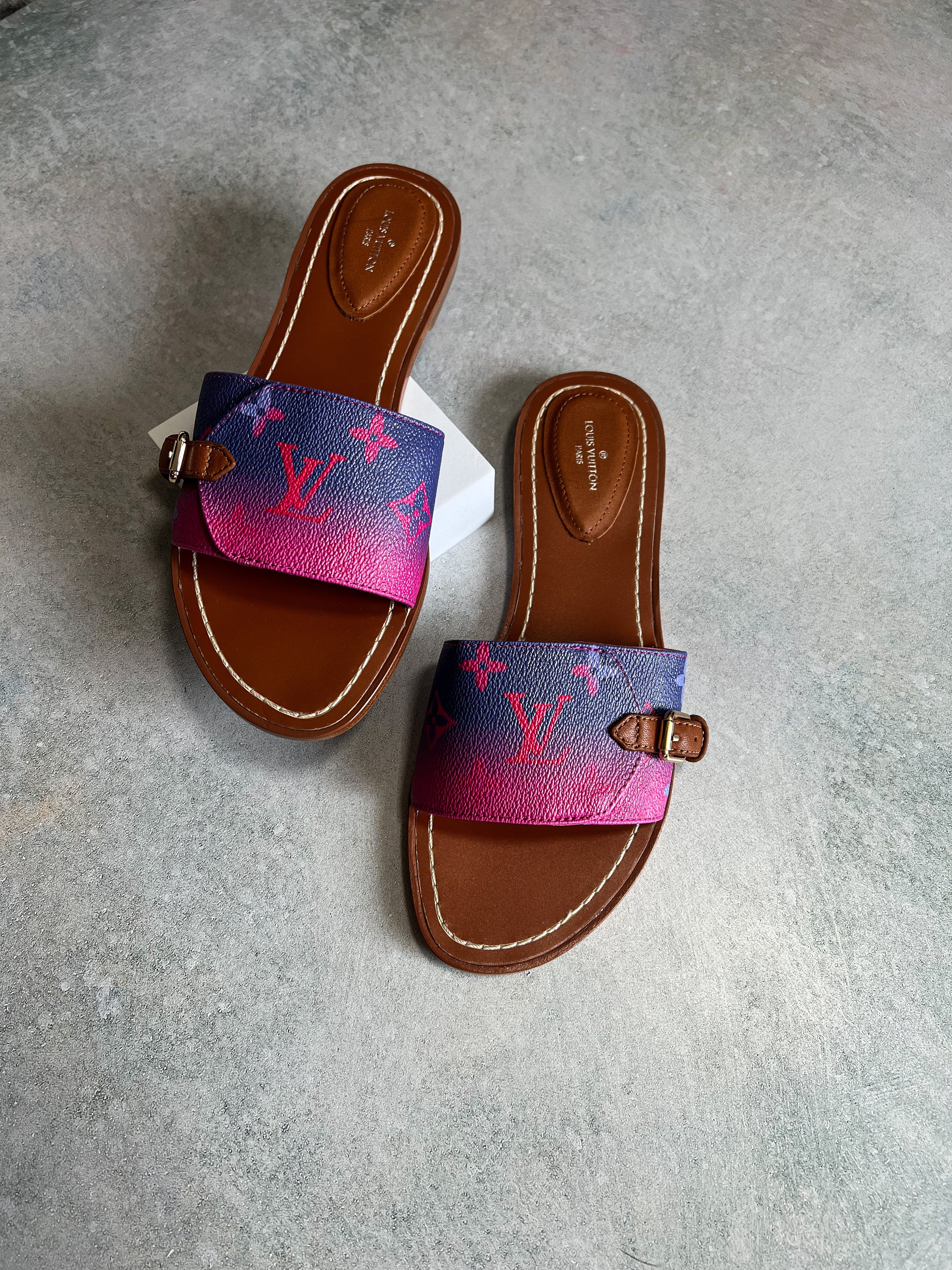 TOP Louis Vuitton LV L*V Lock It Mules - Fuchsia
