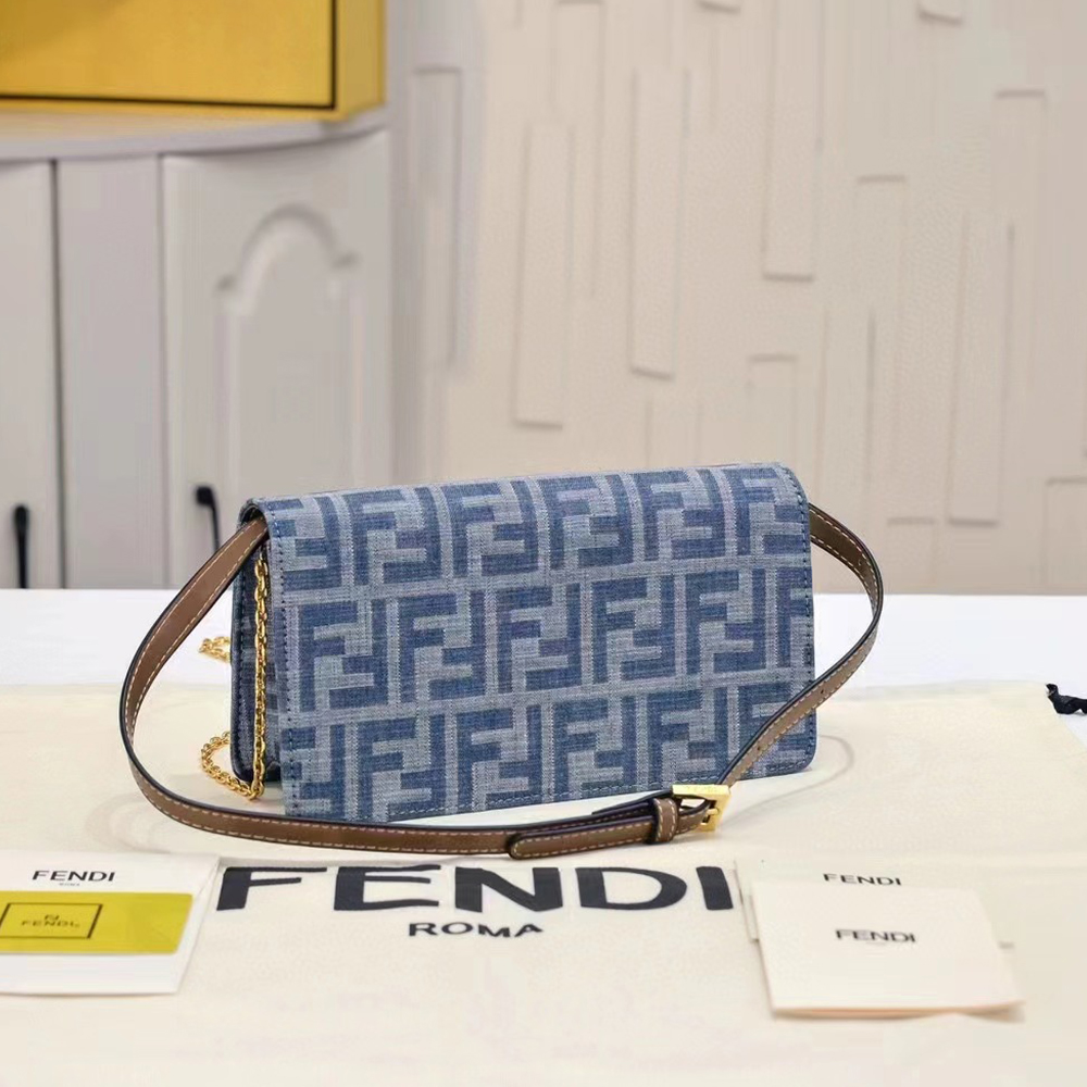 FENDI Baguette Wallet On Chain bag (Replica)