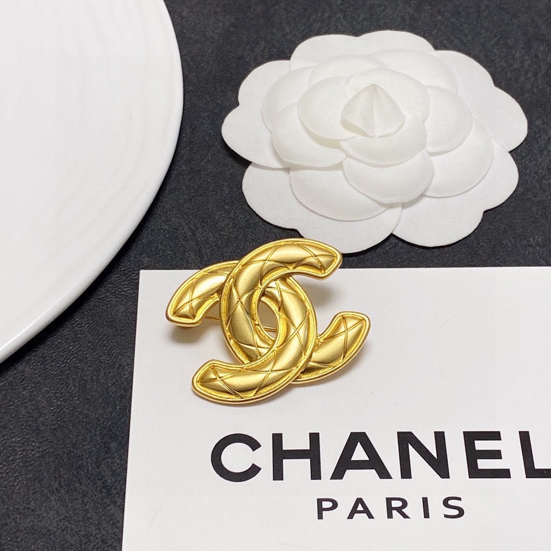 TOP CHANEL Gold Retro Style Brooch