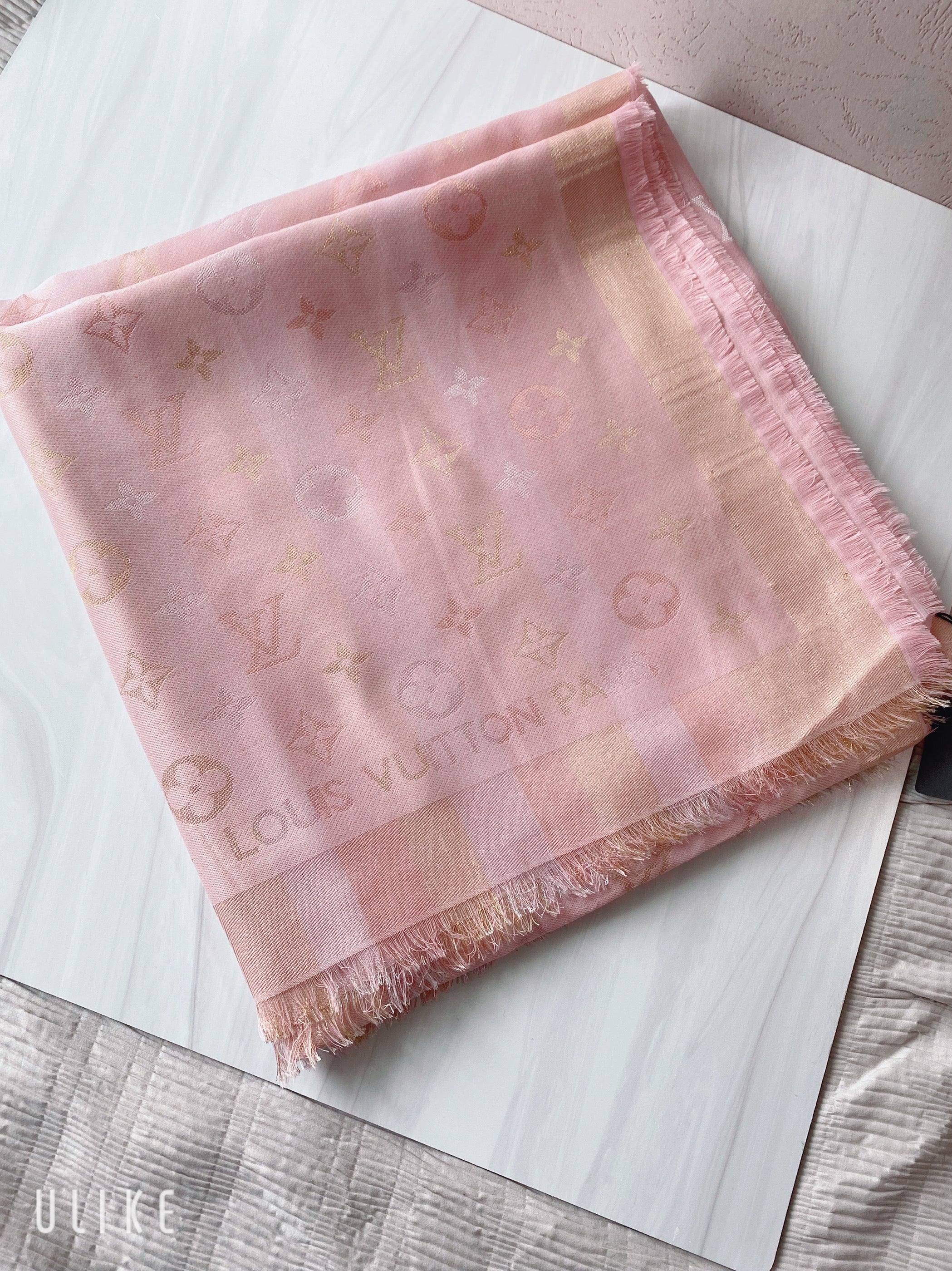 TOP Louis Vuitton LV £V Big Square Scarf - Light Pink
