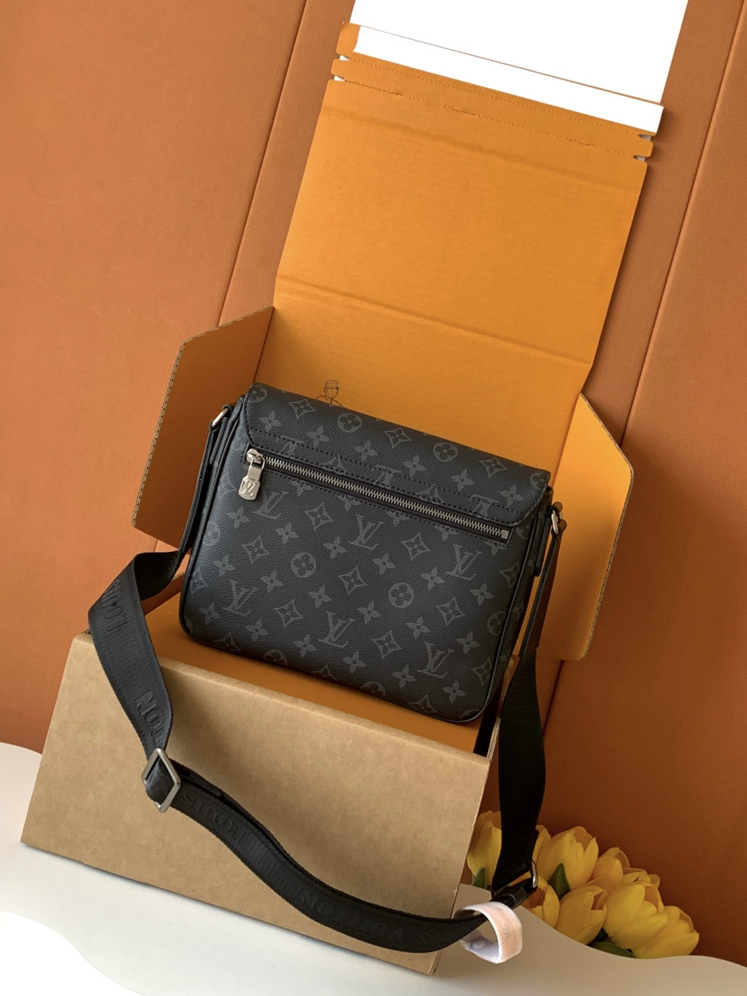 TOP Louis Vuitton LV District Monogram Eclipse Canvas Bag 26x20x7cm - Black