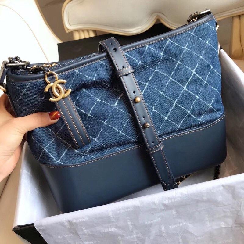 TOP CHANEL Gabrielle Bag Hobo Printed Denim and Leather Small 20cm - Navy Blue