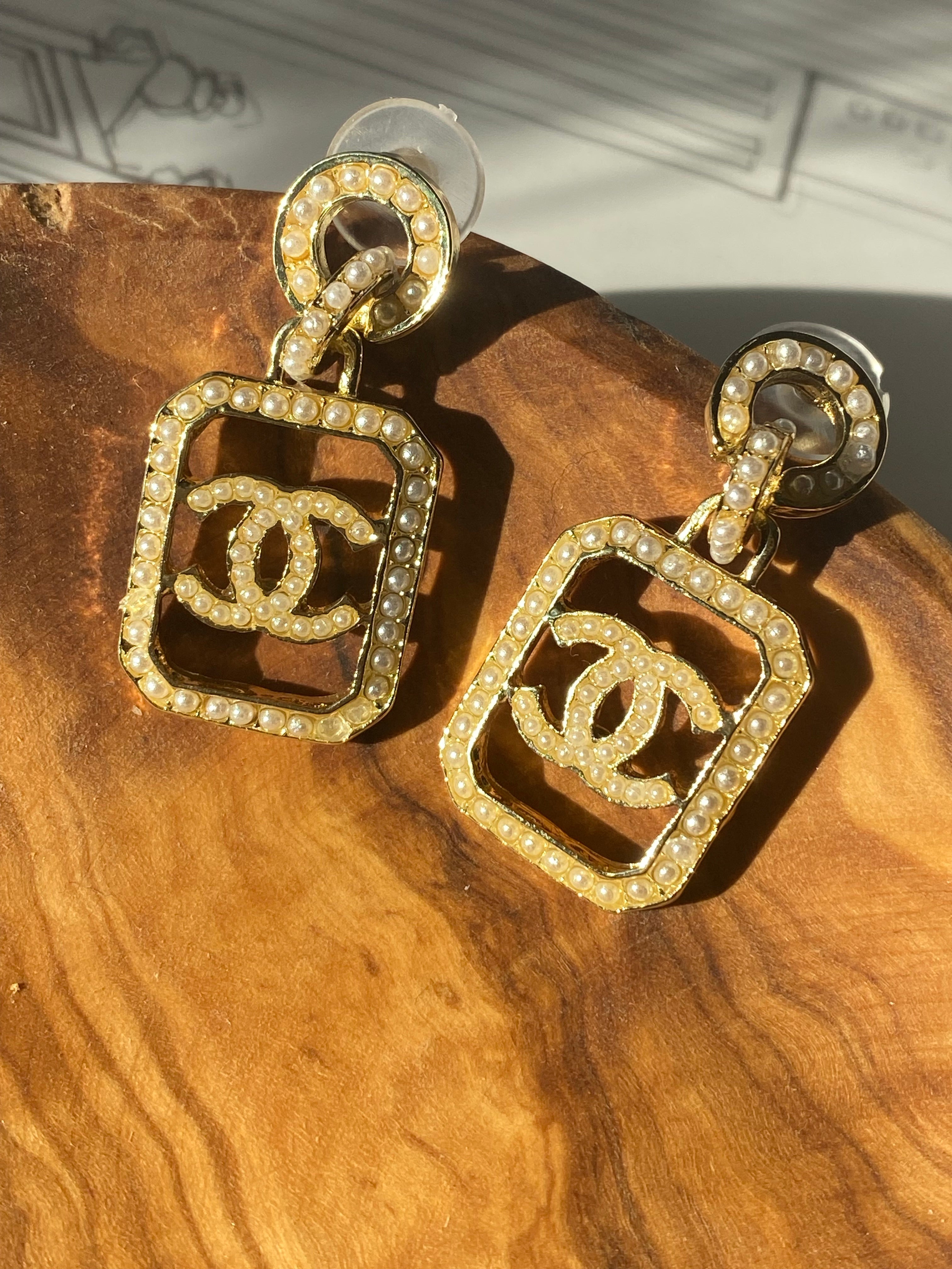 TOP CHANEL Dangle Earrings