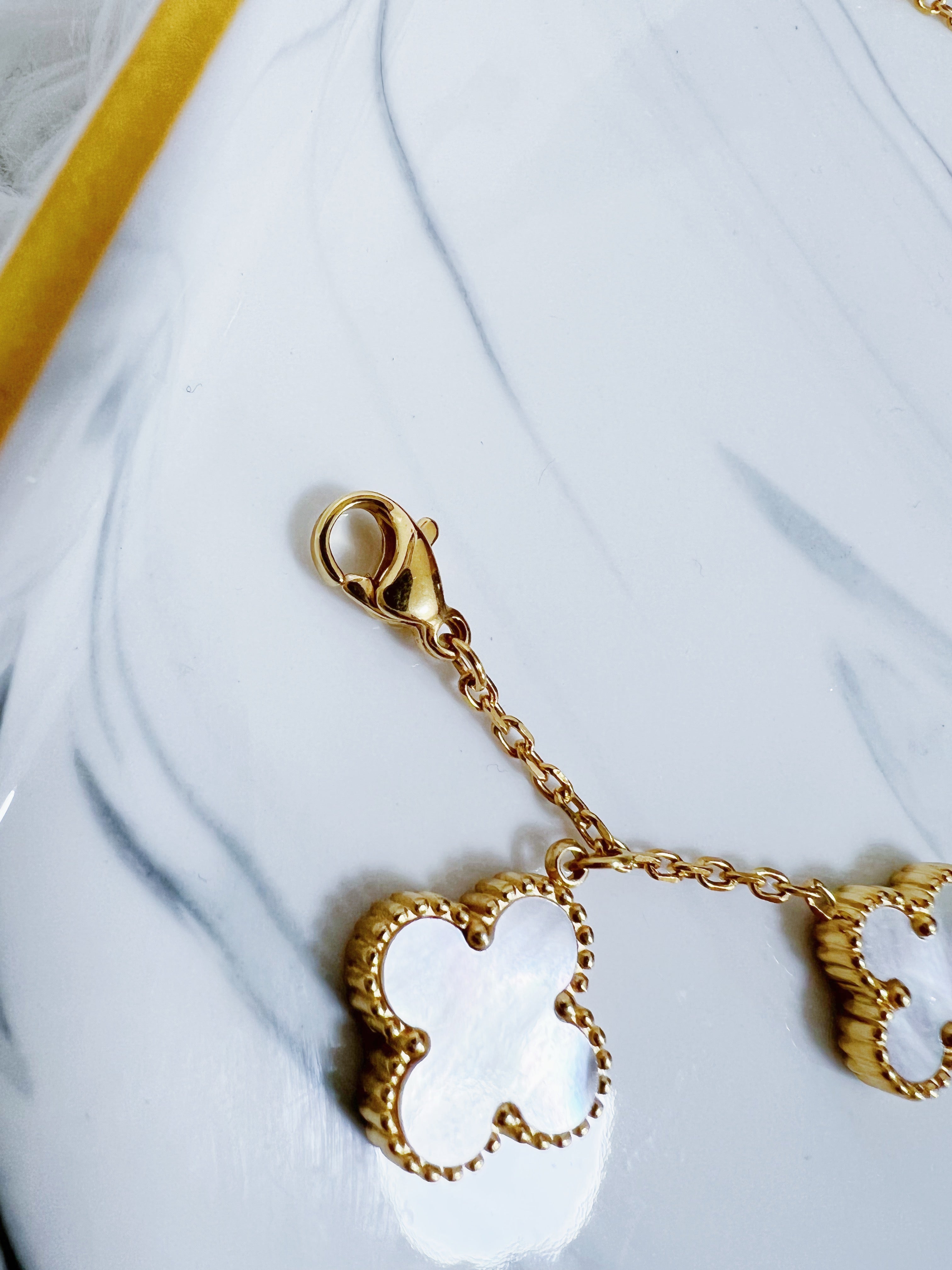 TOP Van Cleef & Arpels VCA008 Dangle Pearl Bracelet - Gold