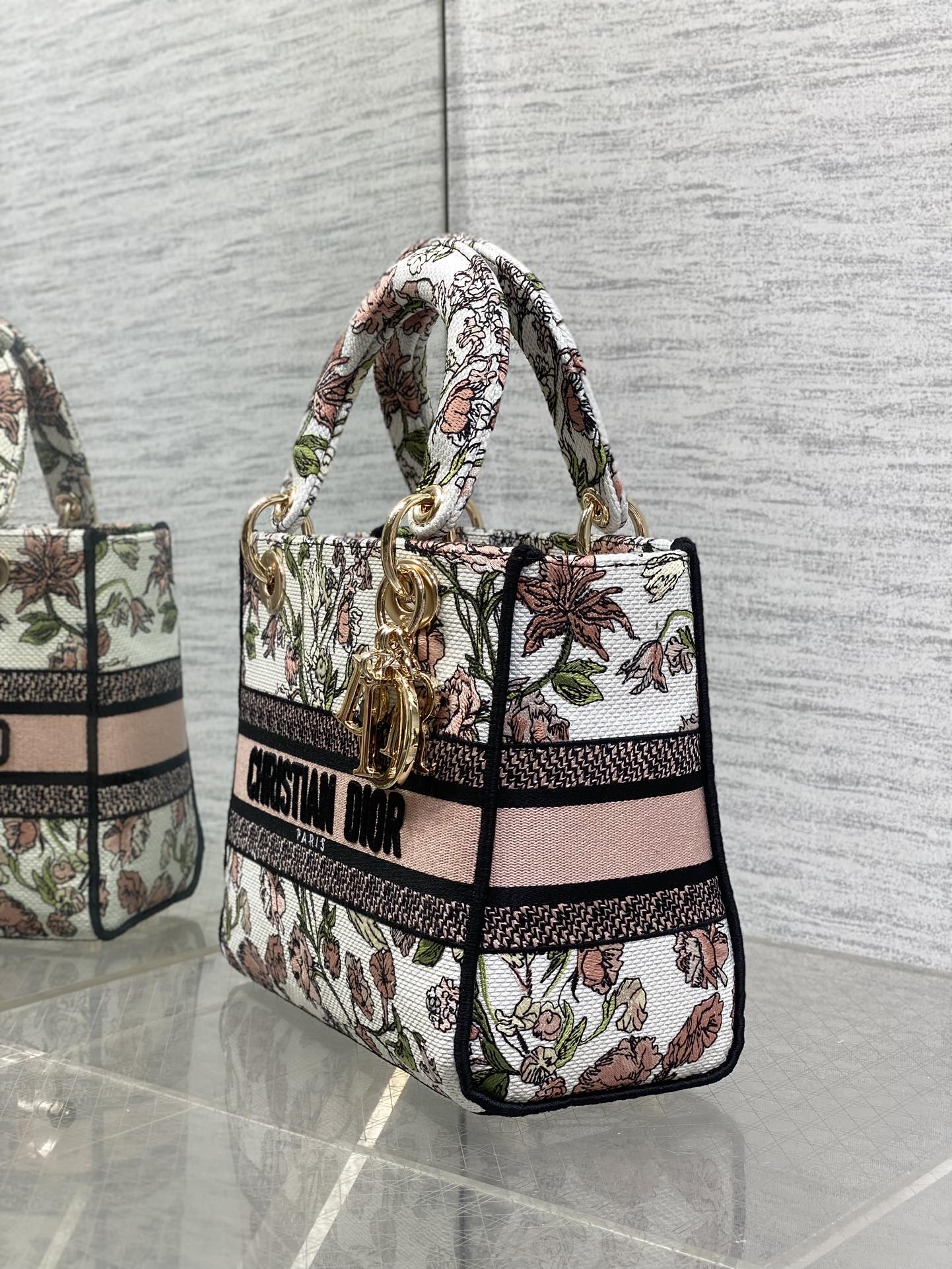 TOP Christian Dior Pink Flowers Embroidered Lady D-Lite Bag 24x11x20cm - White