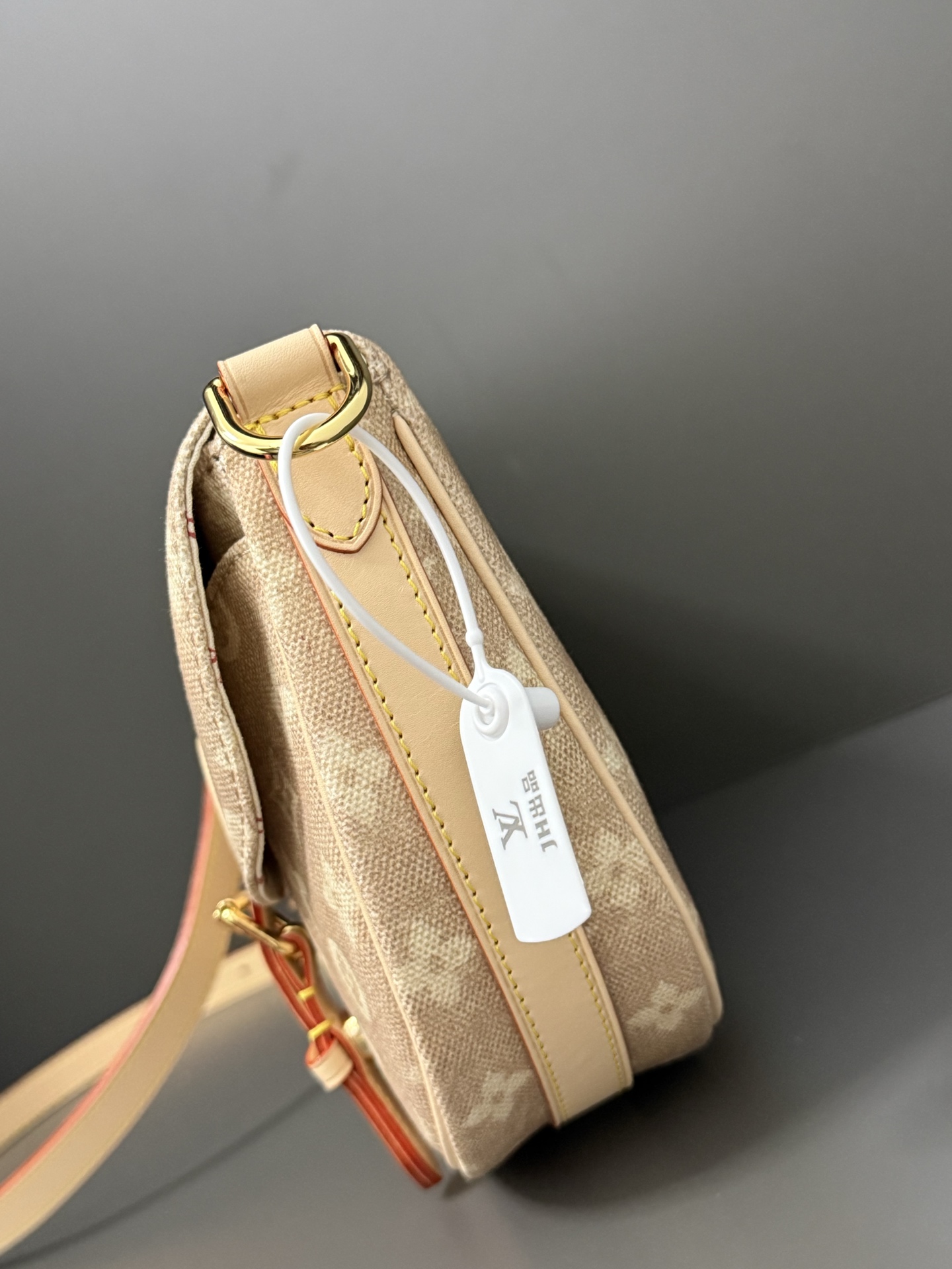 TOP Louis Vuitton LV Travels With Grace Coddington Escape Bag 21x7x30 cm - Beige