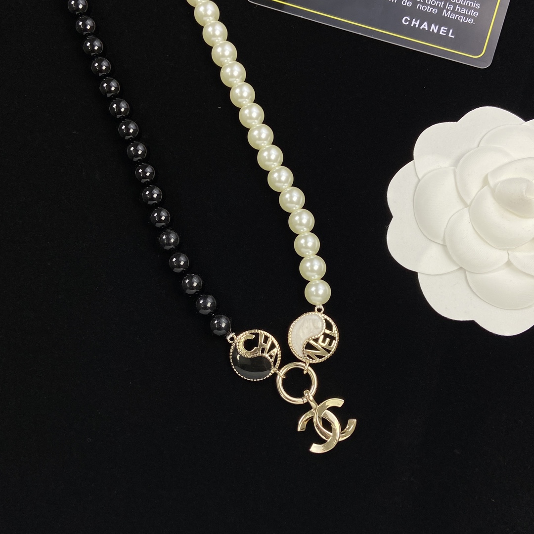 TOP CHANEL Black and White Pearl Necklace