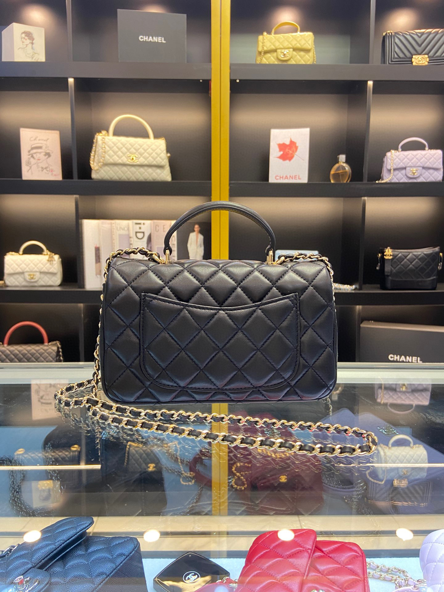TOP CHANEL Classic Flab Bag Lambskin Mini 20cm With Handle - Black & GHW