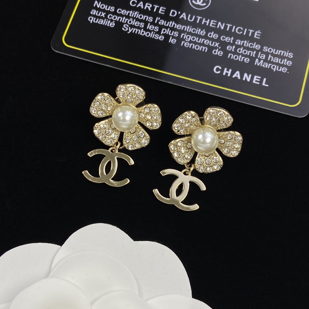 TOP CHANEL Metal Flower Pearl/Diamond Earrings - Gold