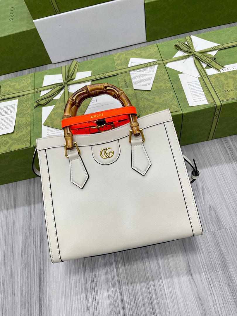 TOP GUCCI G*G Diana Medium Bag - White
