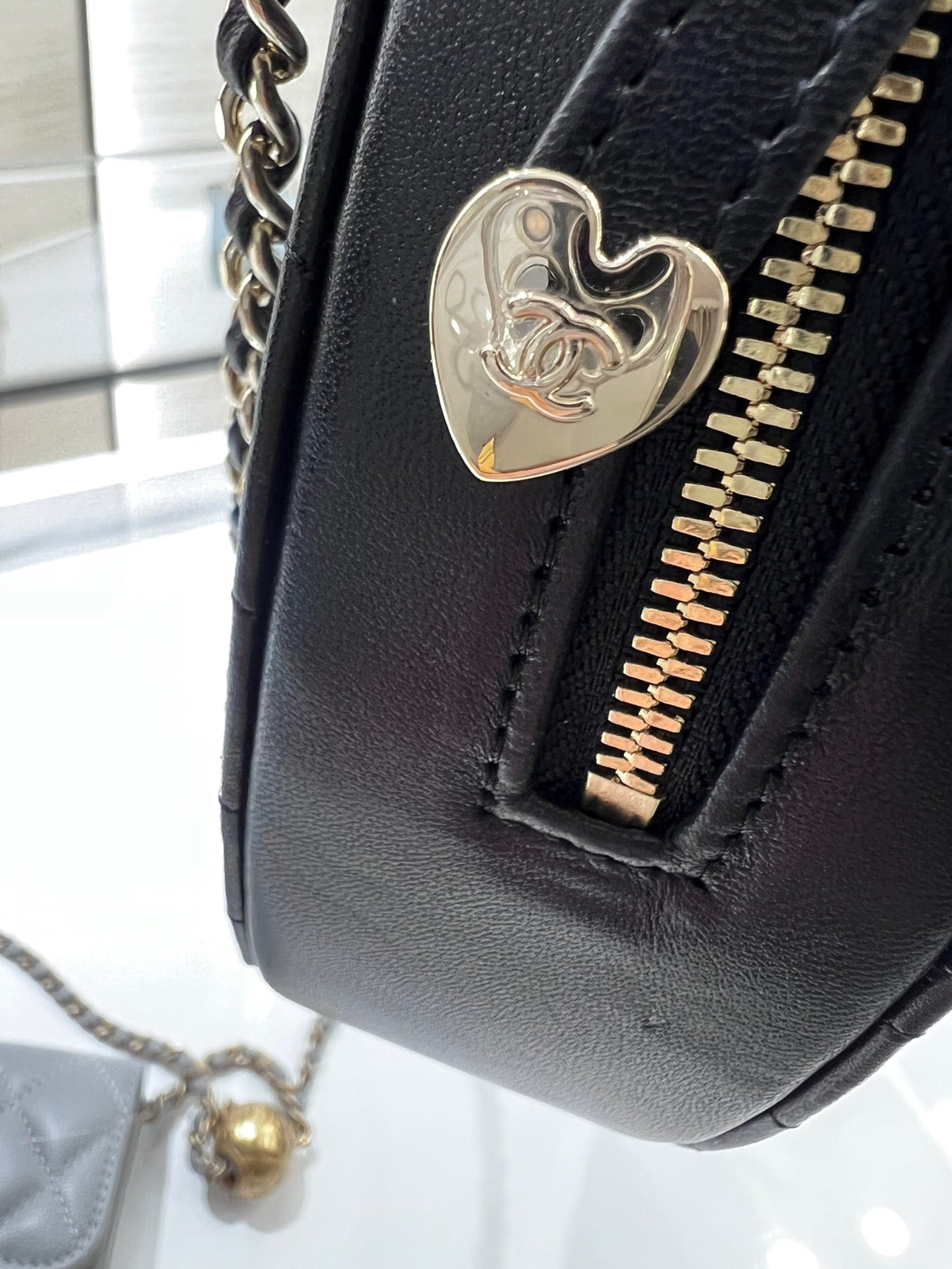TOP CHANEL Heart Bag Large 16.5x18x6.5cm - Black & GHW