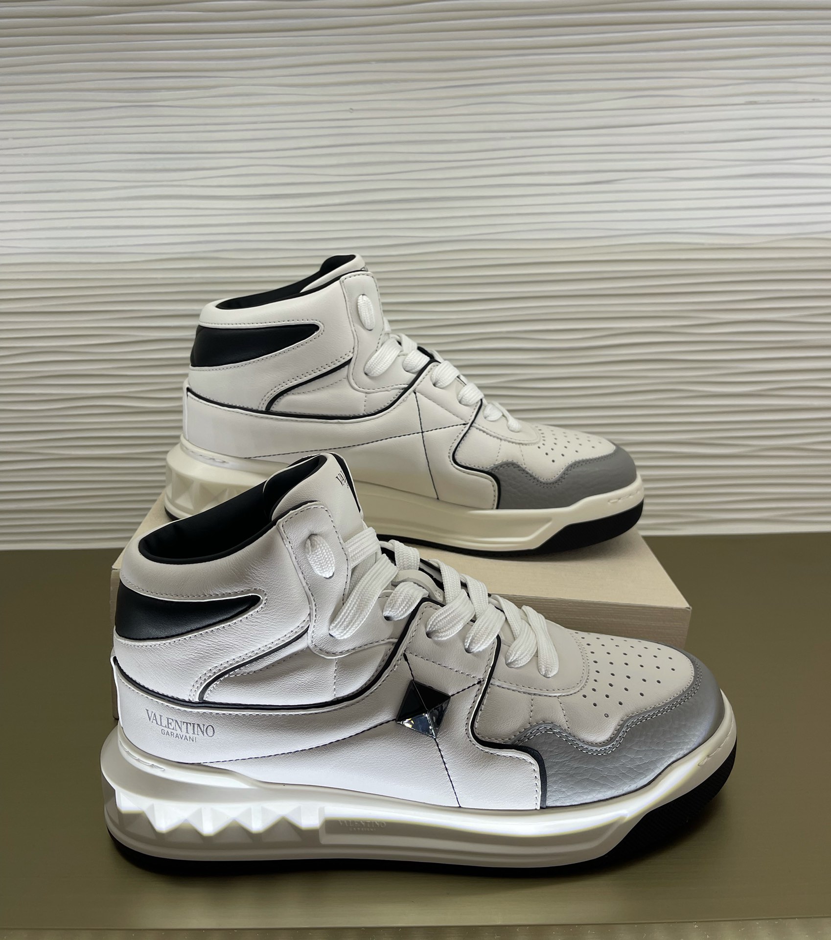 alentino Garavani One‑Stud High‑Top Sneakers, White‑Grey Color‑Block Grain Calf Leather Platform Casual Shoes for Men Women
