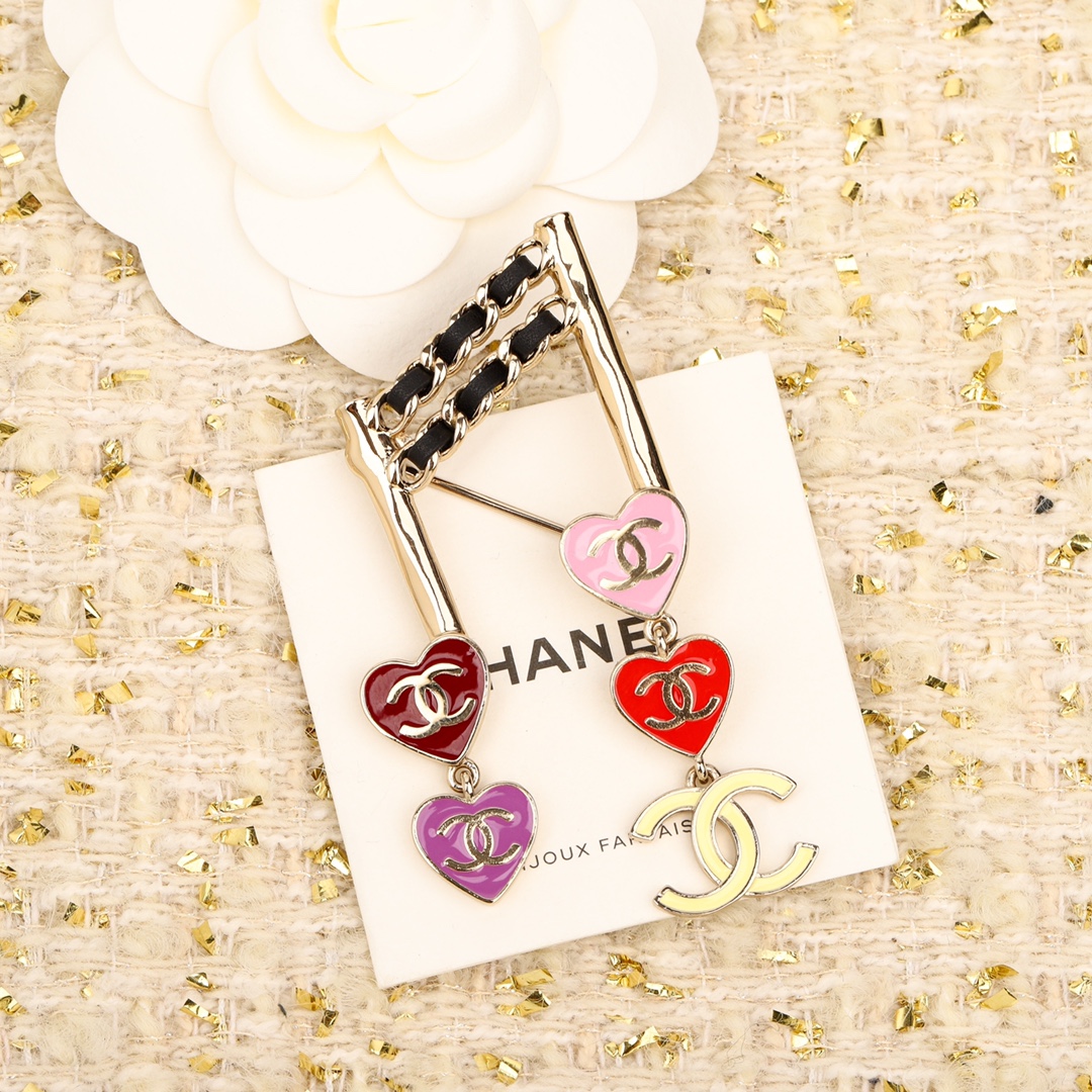 TOP CHANEL Note Heart Brooch-Pink