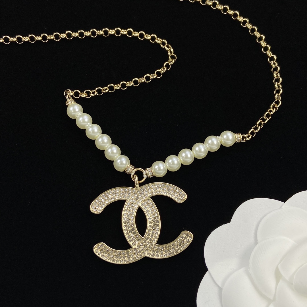 TOP CHANEL Metal/Pearl Gradient Diamond Necklace - Gold