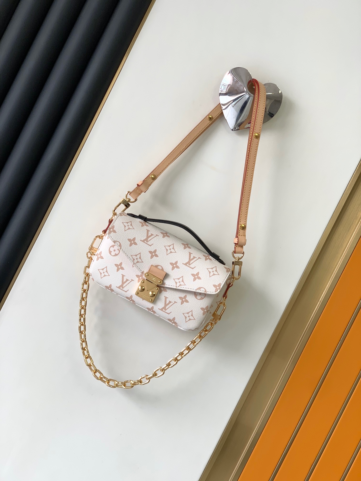 TOP Louis Vuitton LV  East West Handbags 21.5x13.5x6cm - White&GHW