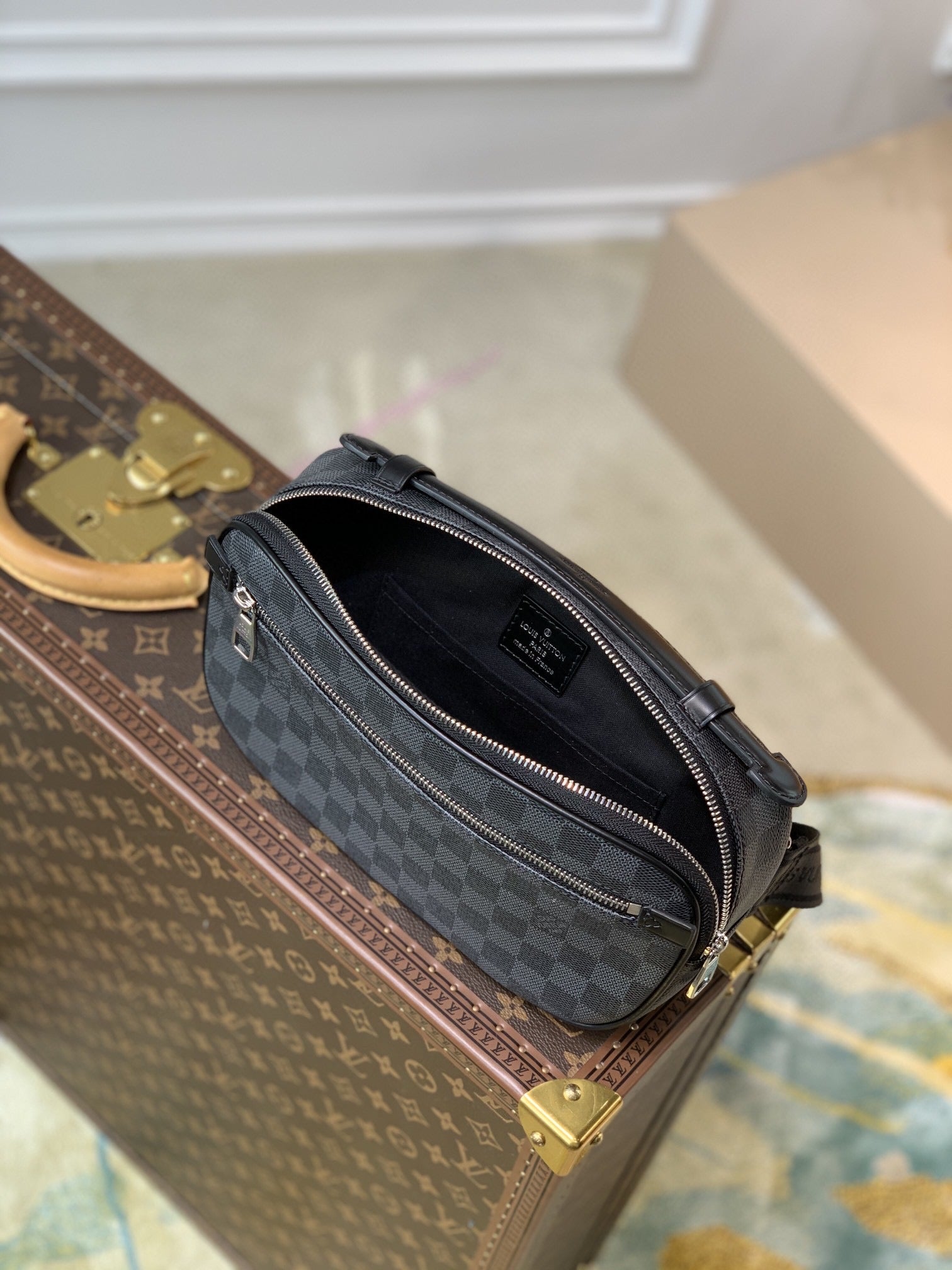TOP Louis Vuitton LV  Ambler Damier Ebene Belt Bag 17 × 26 ×5 cm- Black