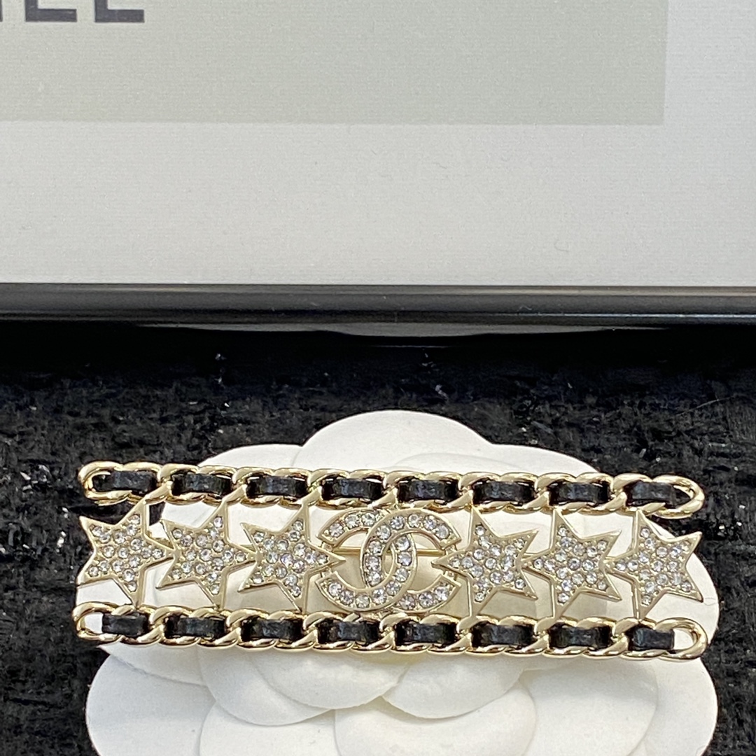 TOP CHANEL Leather Chain Diamond Star Lambskin Brooch - Gold