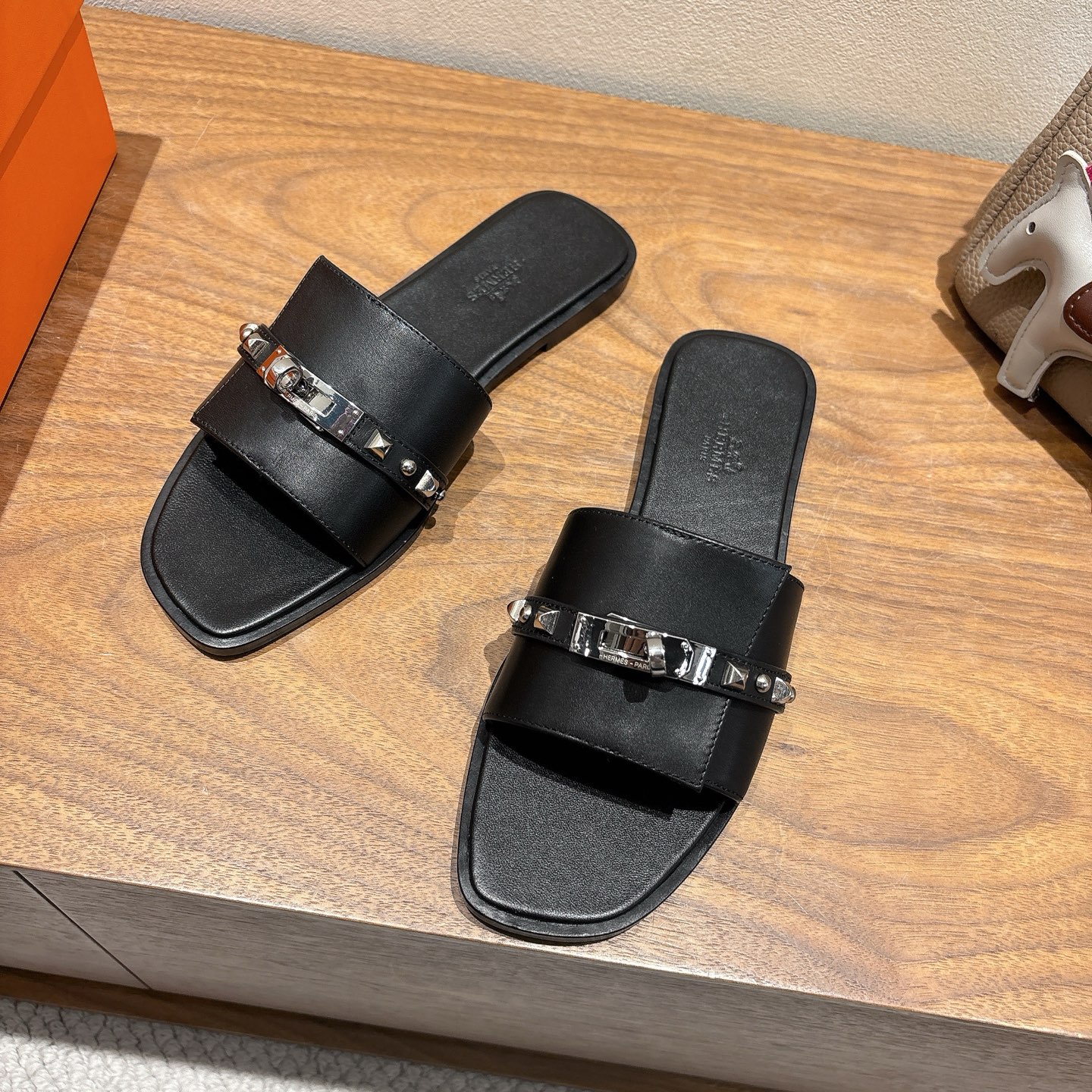 TOP HERMES Slippers- Black