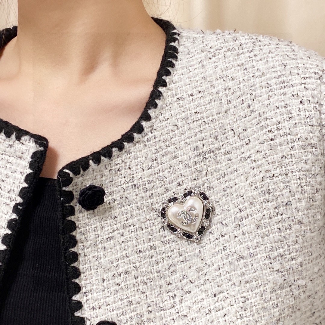 TOP CHANEL Leather Heart Brooch