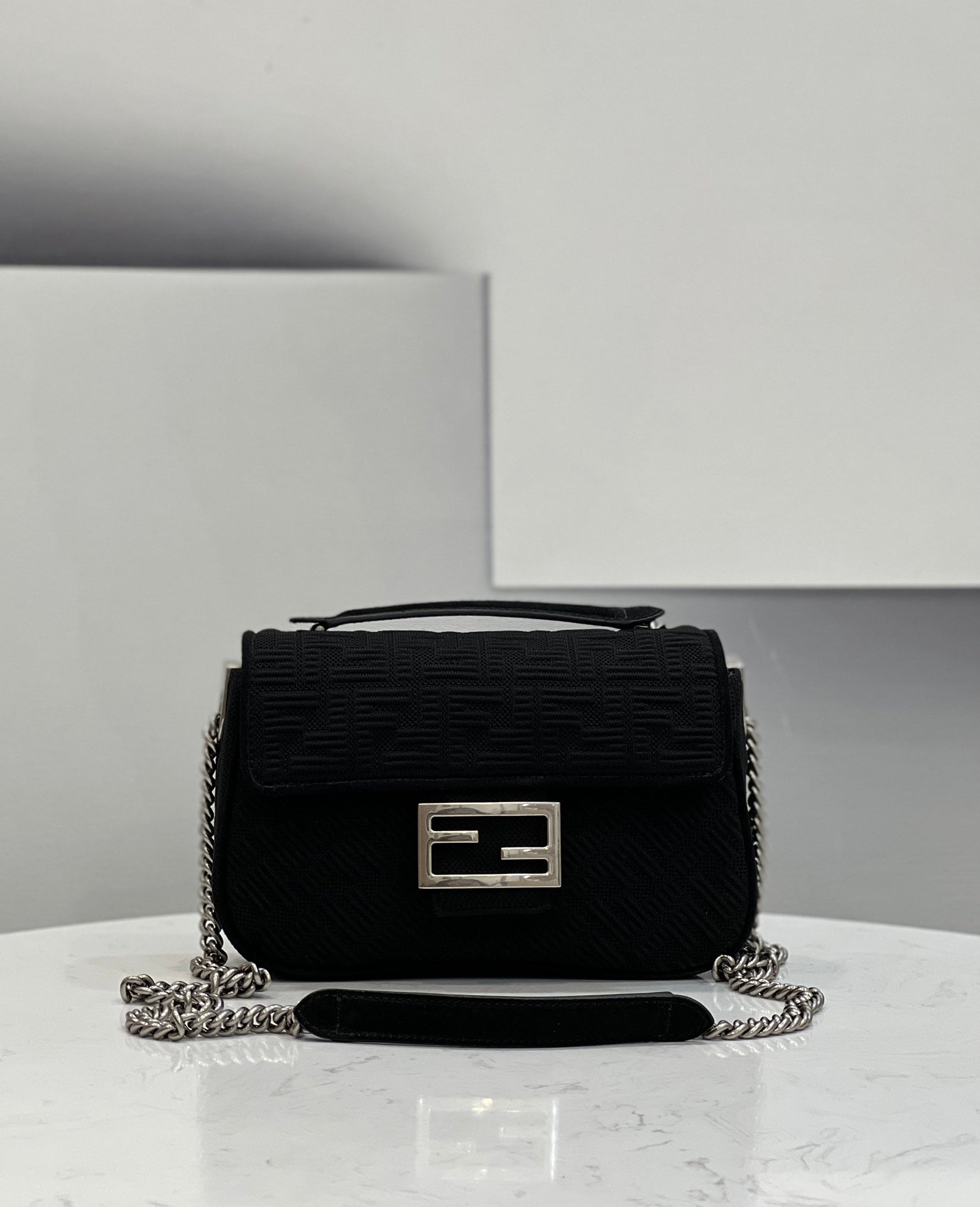 TOP FENDI FENDI Baguette Medium Chain Bag - Black