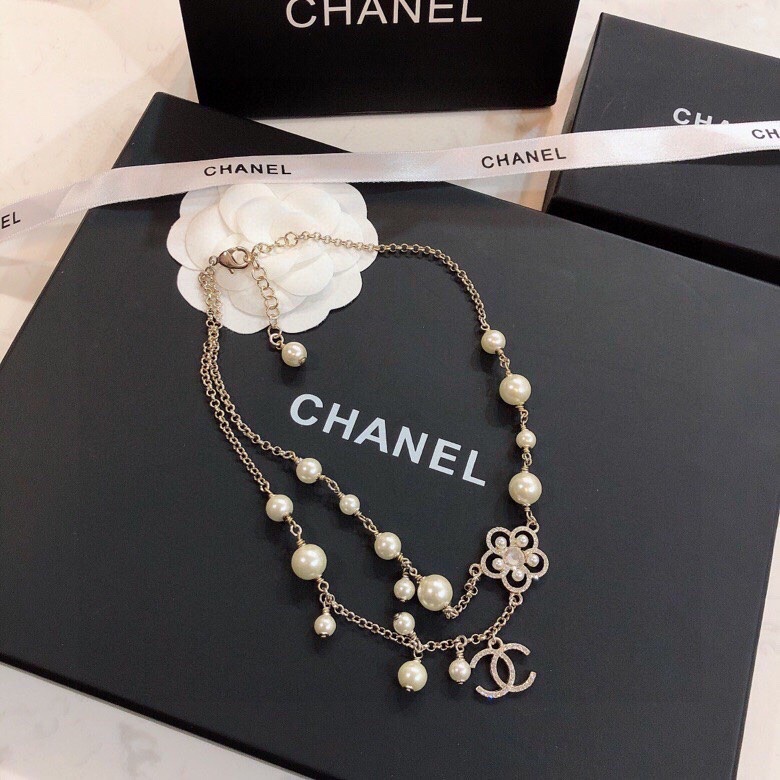 TOP CHANEL Pearl Necklace