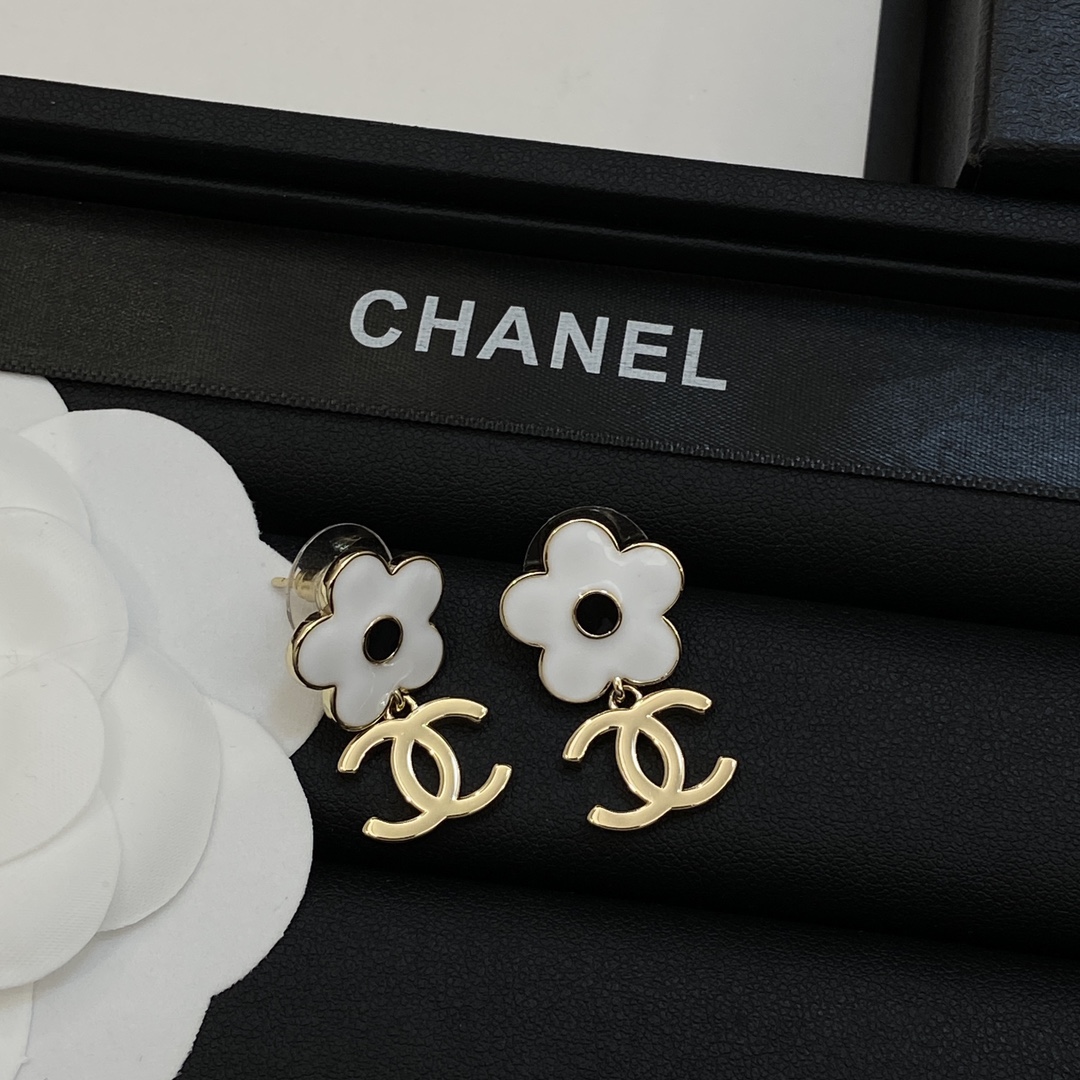 TOP CHANEL CC Flower Shape Earrings - Gold & White
