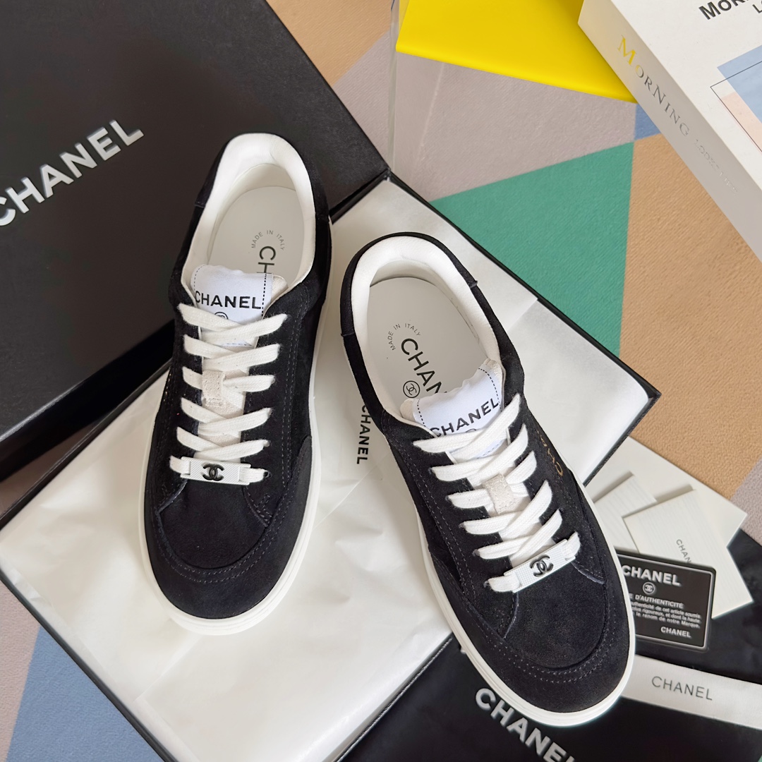 TOP CHANEL 23A Sneaker - Panda Color - Black